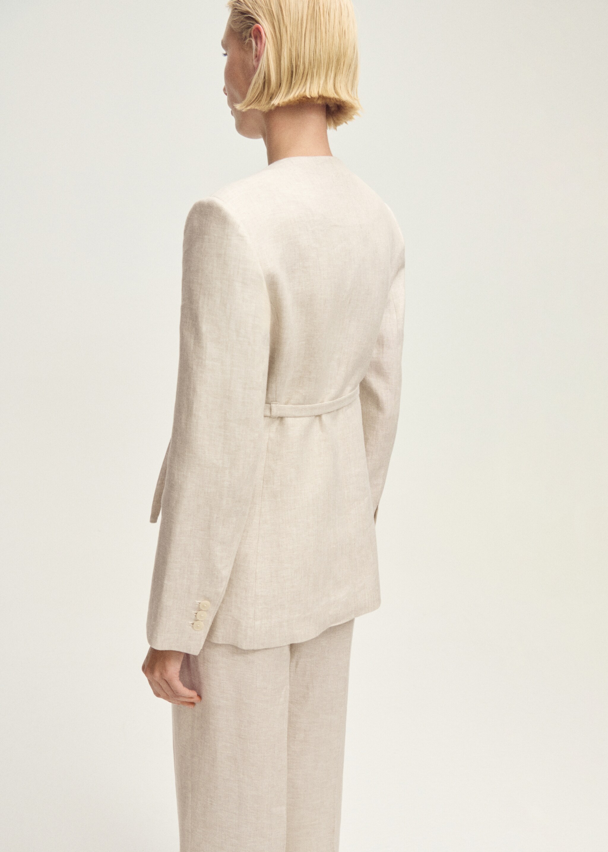 Linen suit jacket with belt - Reverse of the article