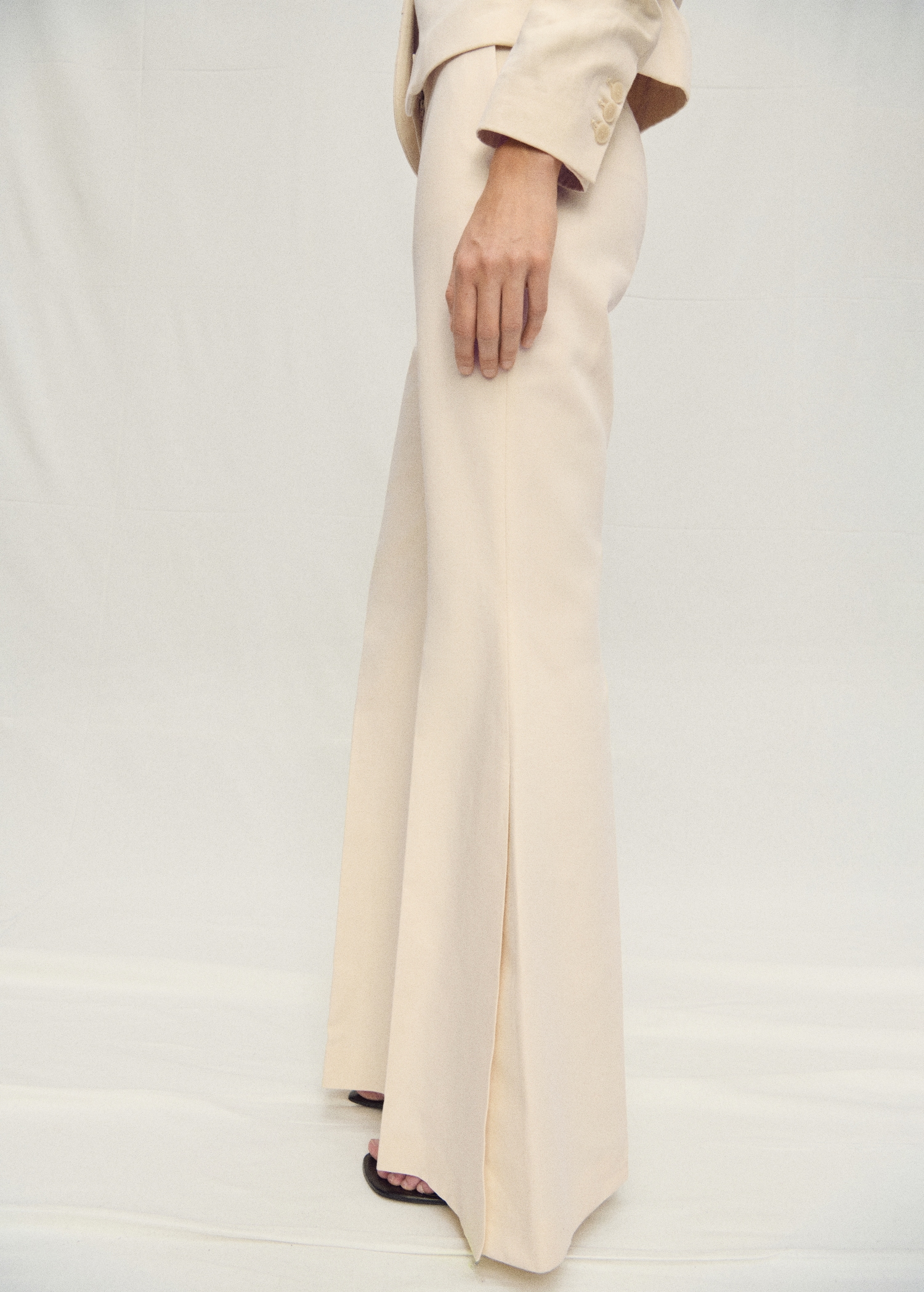 Pantalón traje mezcla lino flare - Plano medio