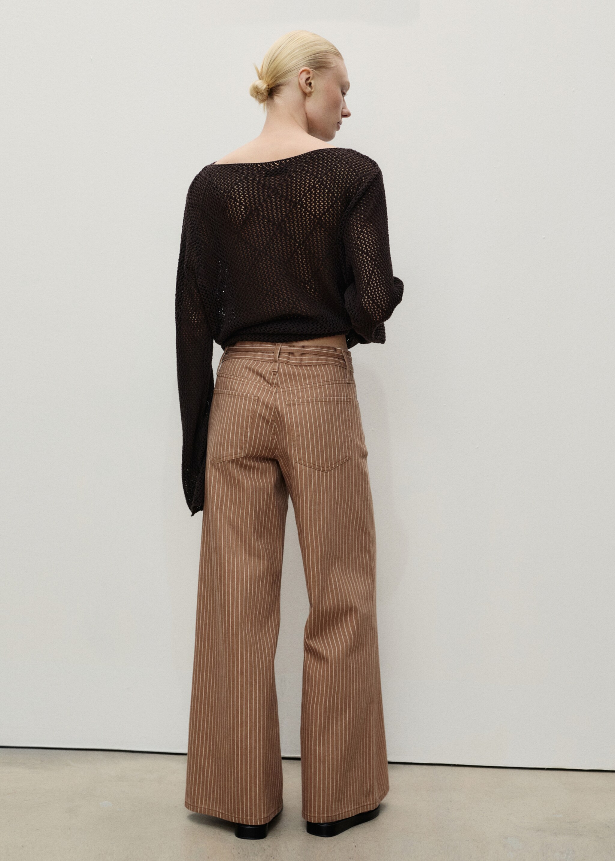 Wide-leg jeans with stripes and belt - Reverse of the article