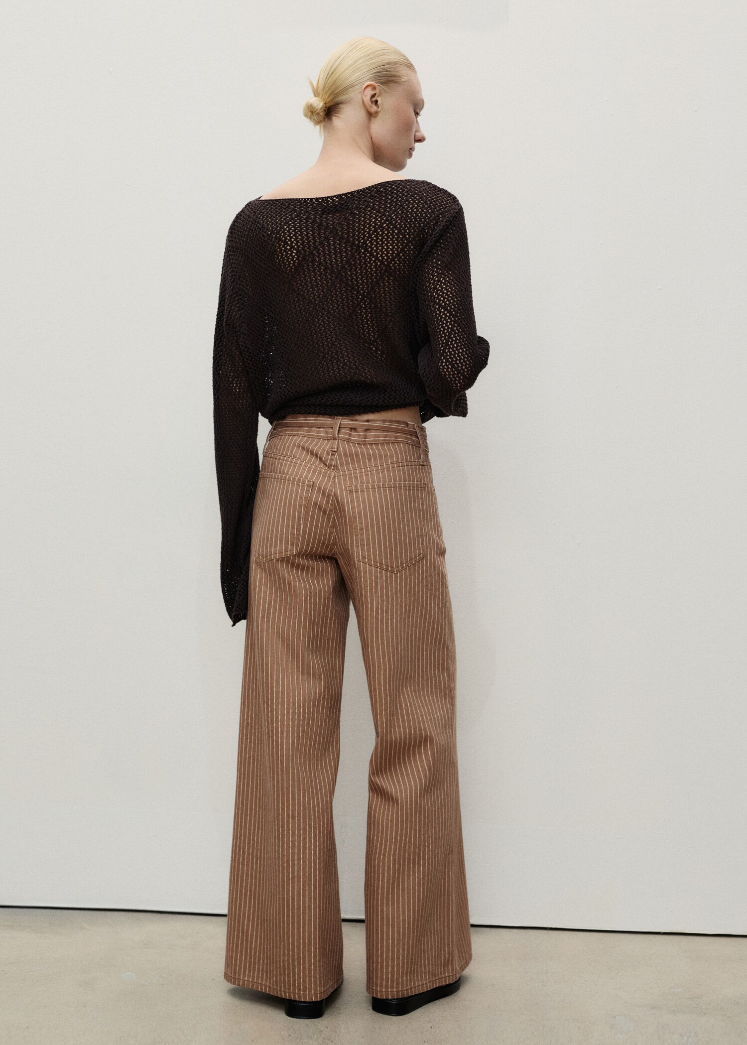 Wide-leg jeans with stripes and belt - Reverse of the article