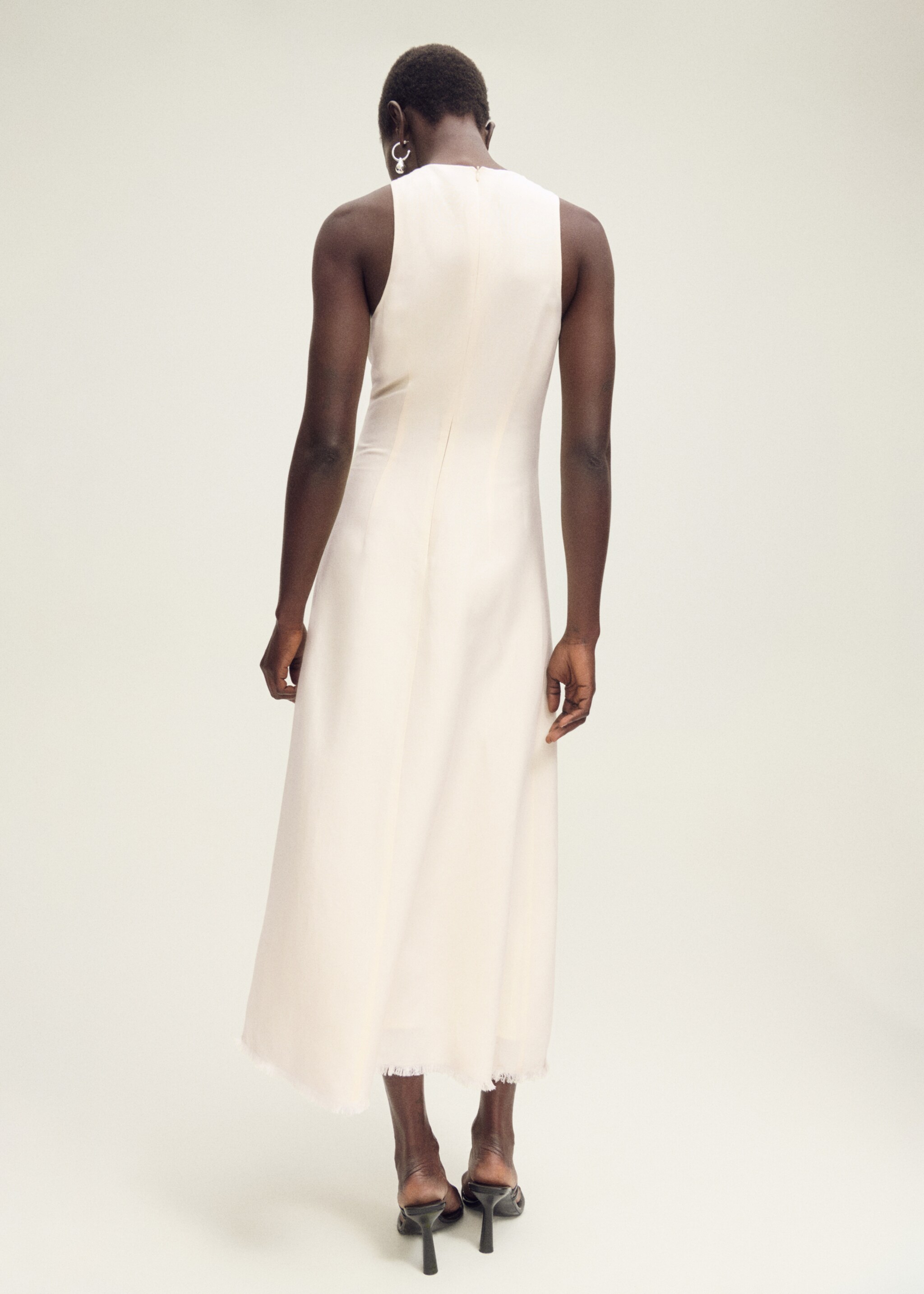 Linen dress with frayed hem - Reverse of the article