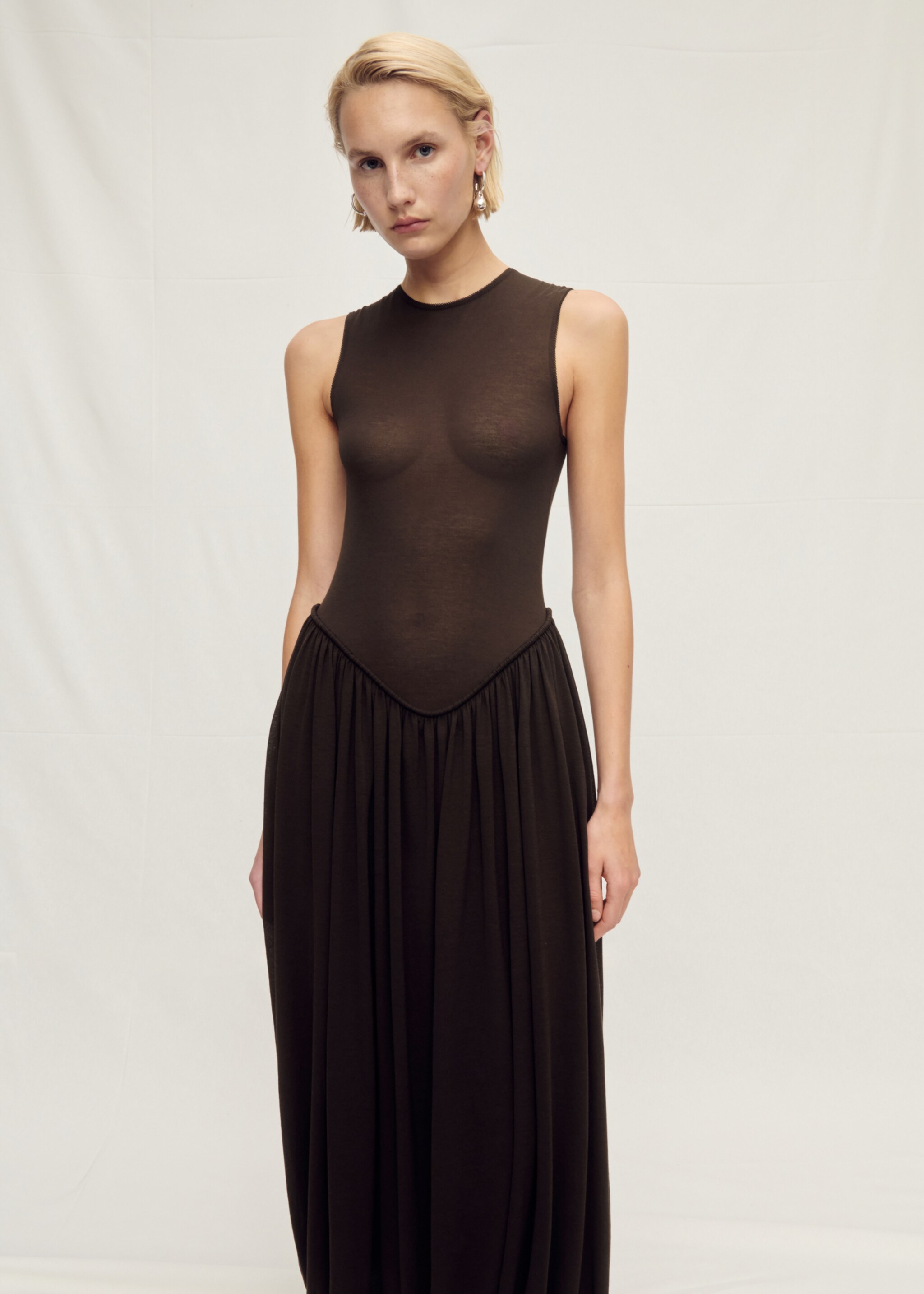 Halbdurchsichtiges Kleid mit Puffsaum - Mittlere Ansicht