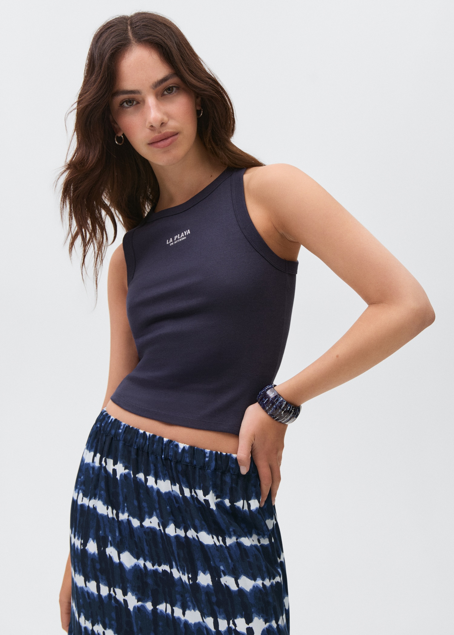 Falda larga tie-dye - Plano medio