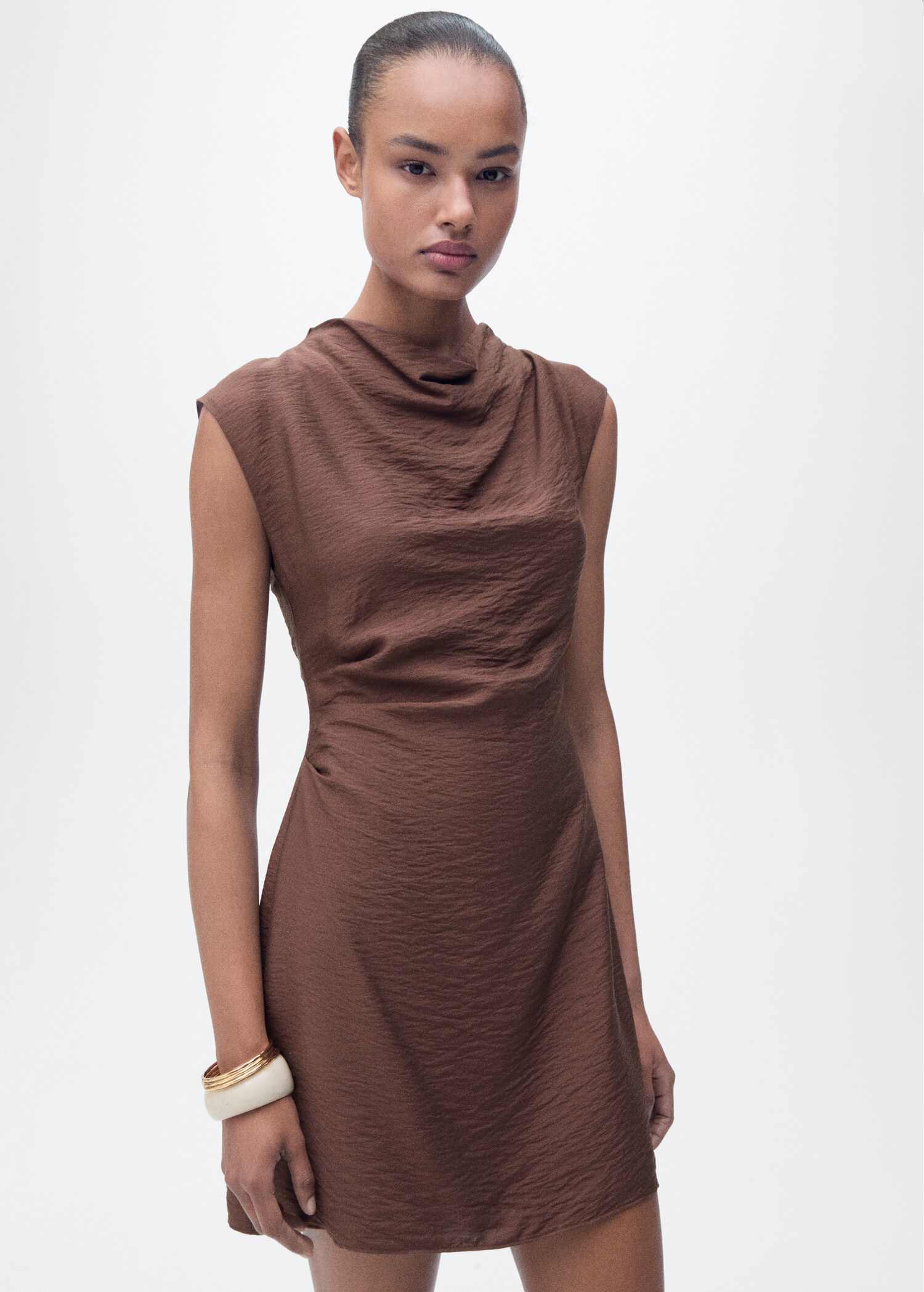 Robe texturée drapée - Plan moyen