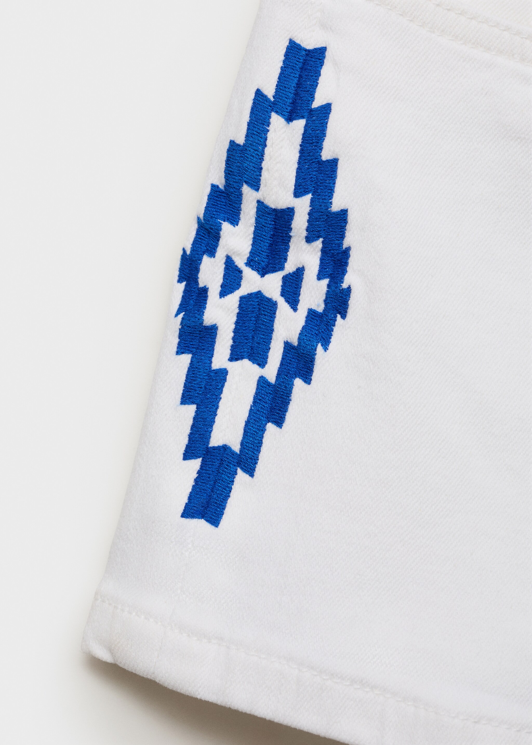 Shorts with embroidered detail - Details of the article 0