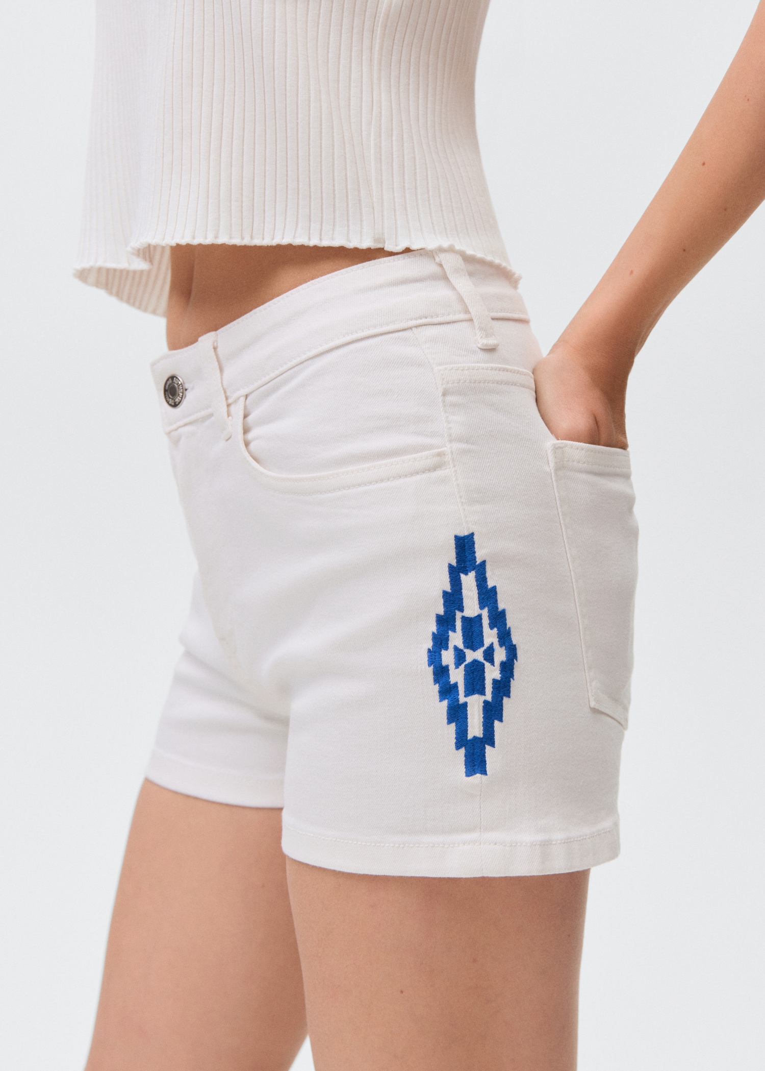 Shorts with embroidered detail - Details of the article 1