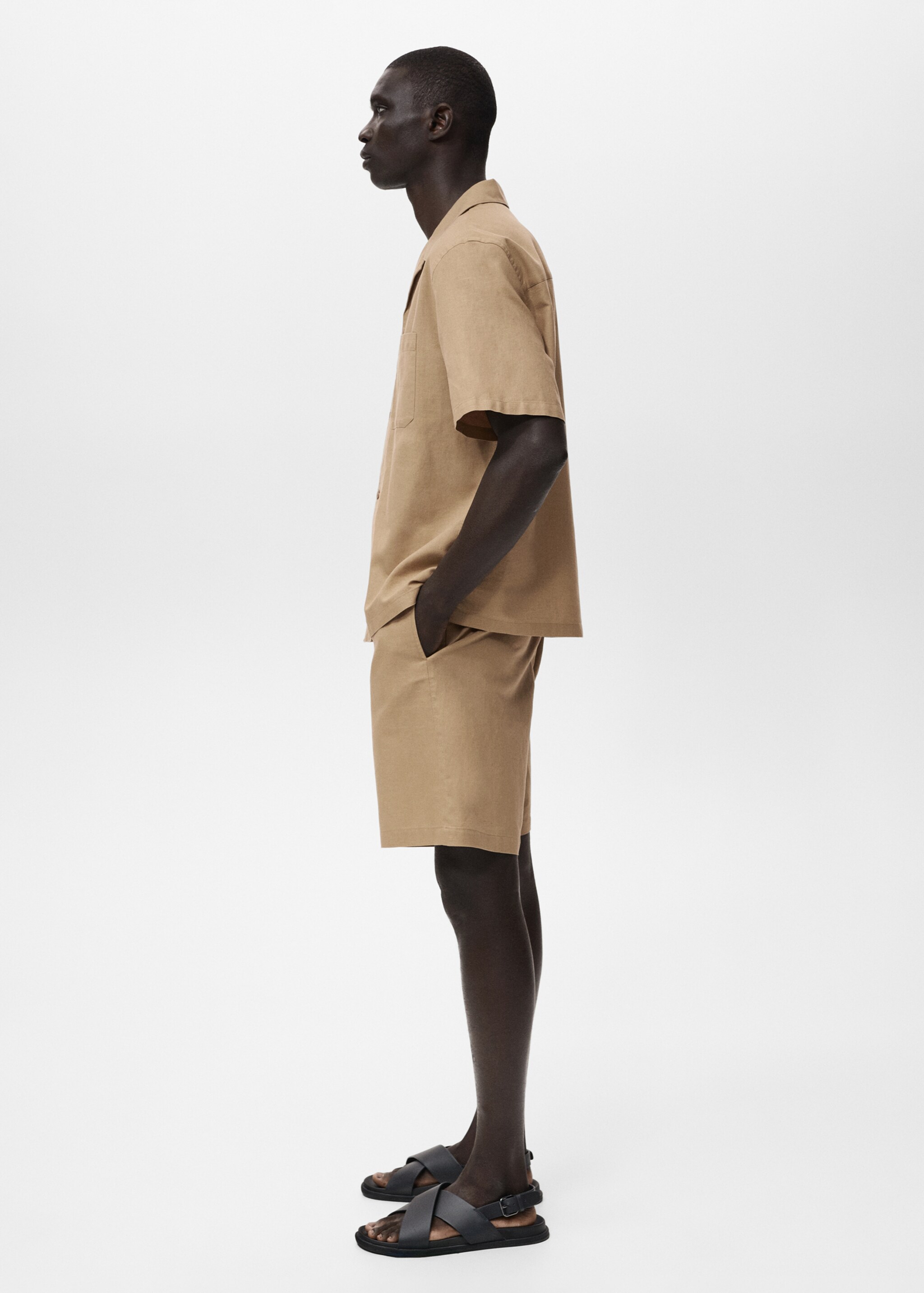 Linen shirt with bowling collar and pocket - Details of the article 2