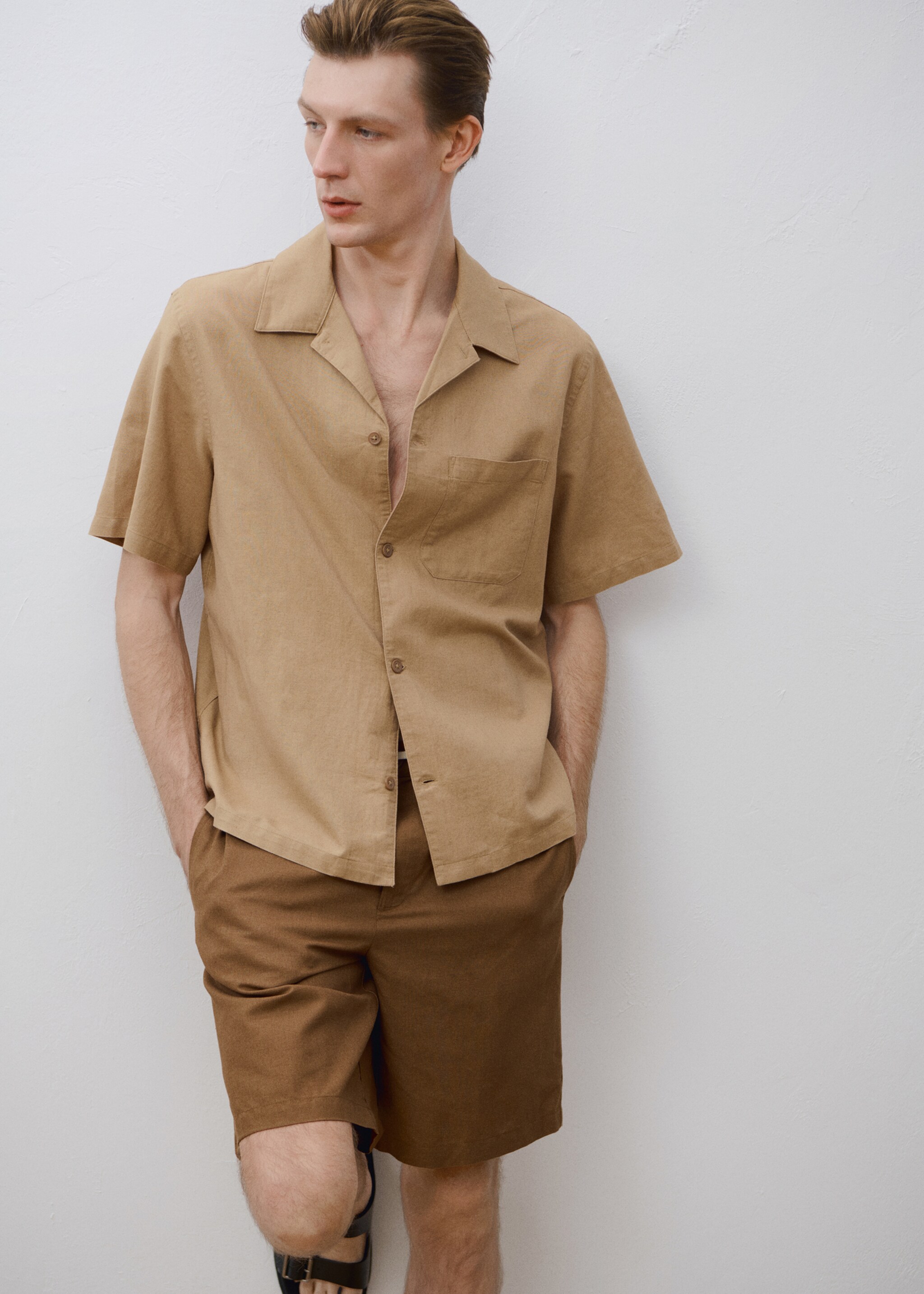Linen shirt with bowling collar and pocket - Details of the article 3