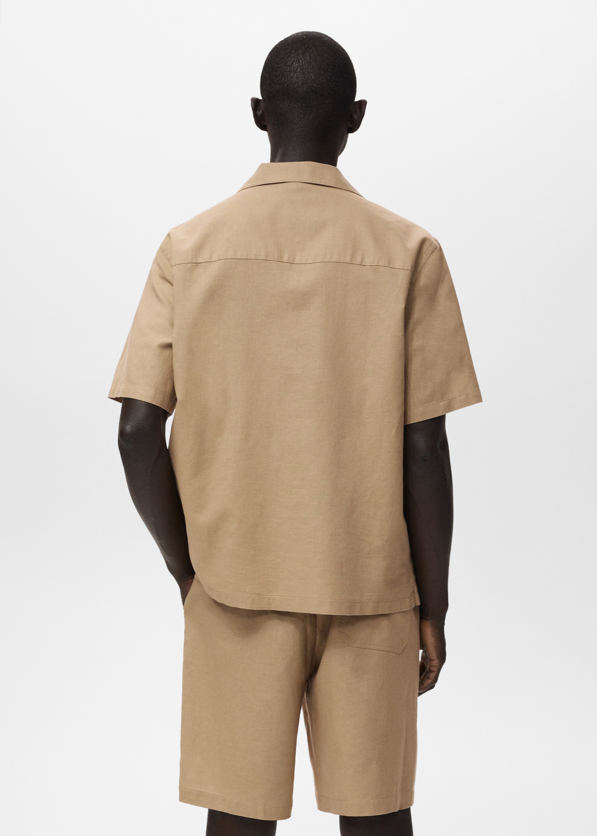 Linen shirt with bowling collar and pocket - Reverse of the article