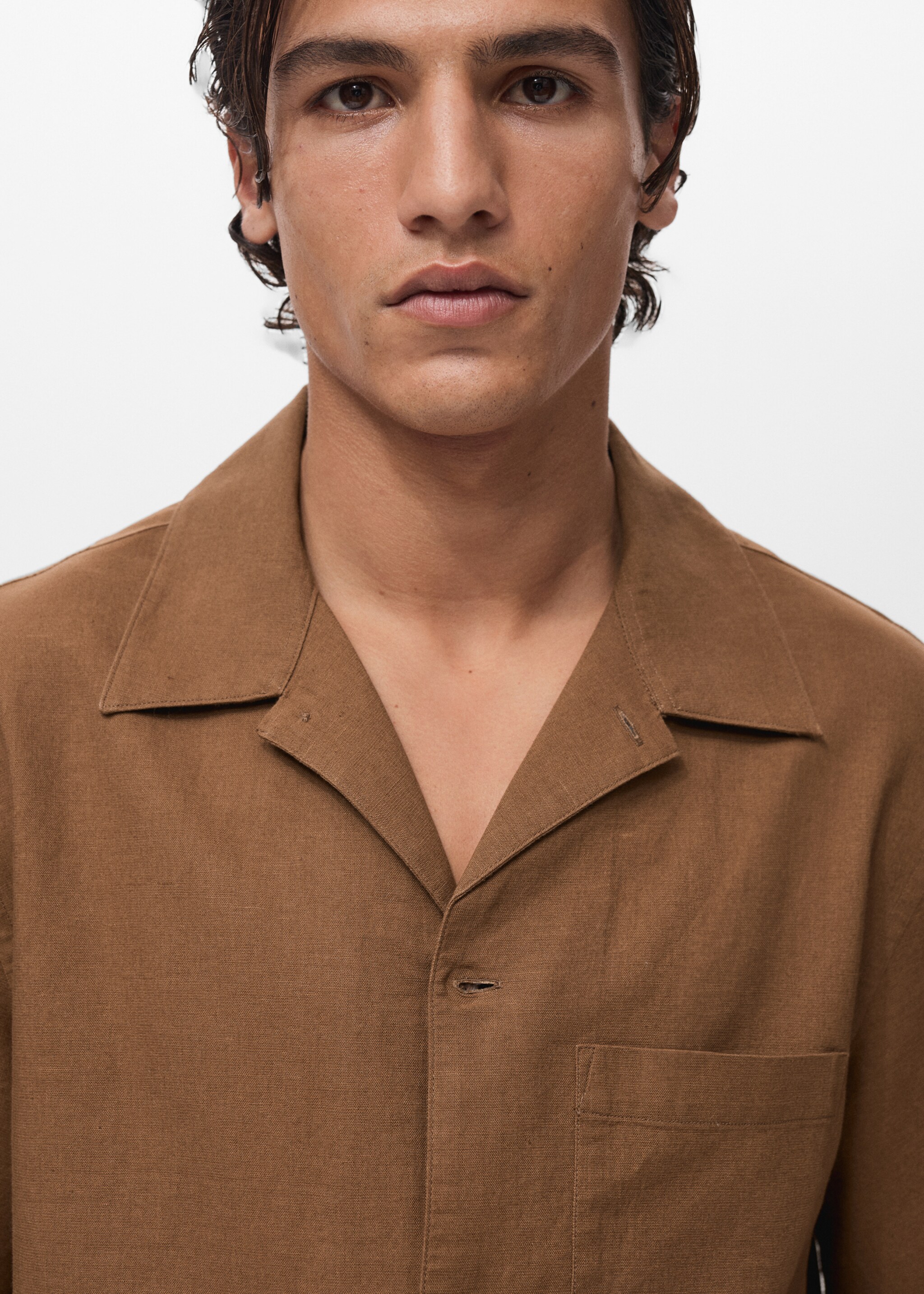 Linen shirt with bowling collar and pocket - Details of the article 1