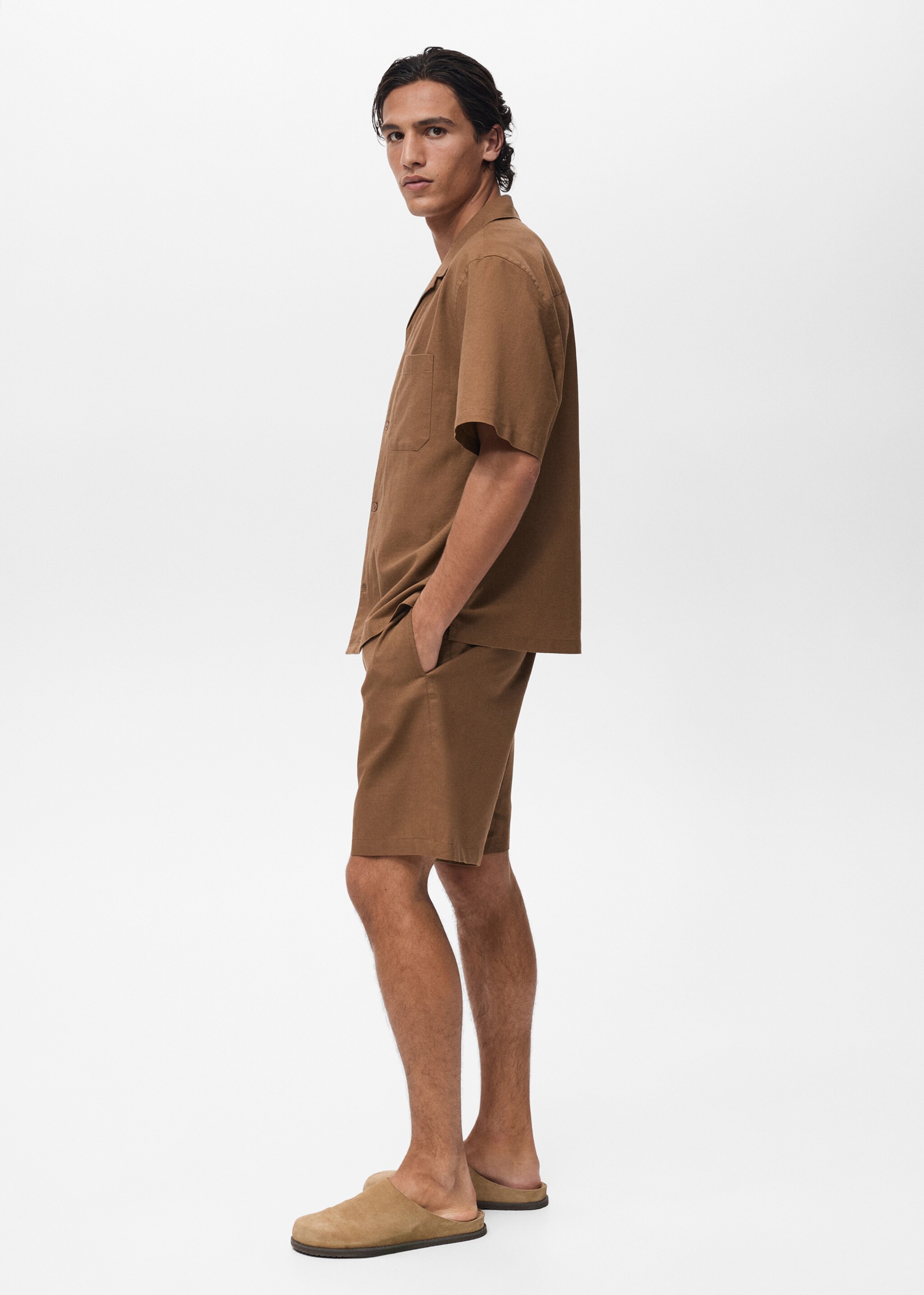 Linen shirt with bowling collar and pocket - Details of the article 2