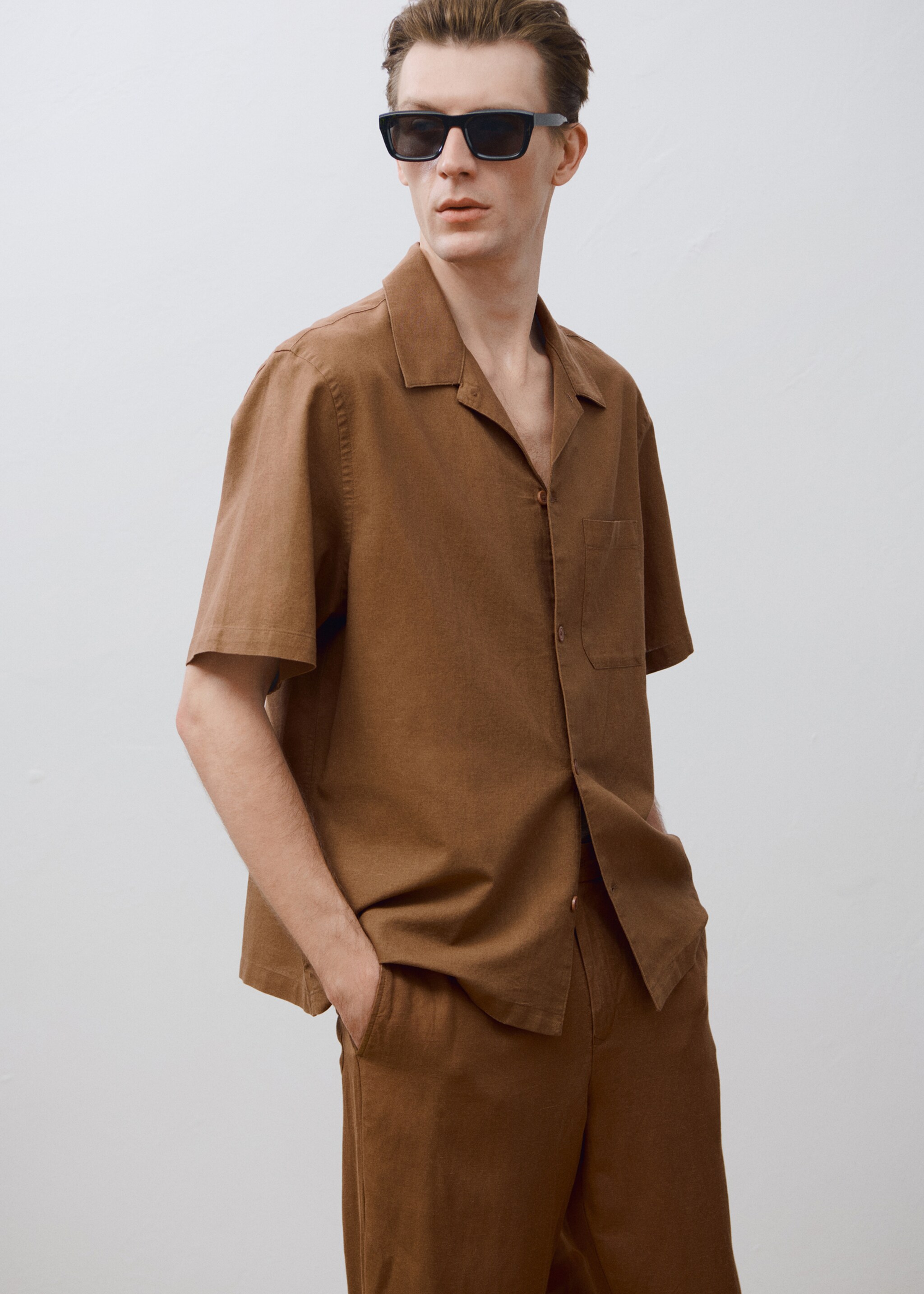 Linen shirt with bowling collar and pocket - Details of the article 3