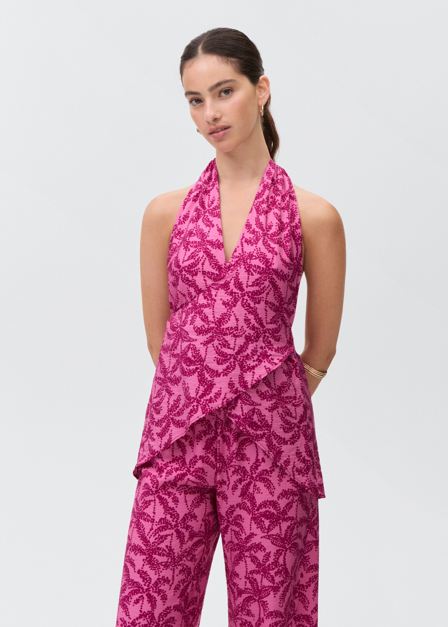 Top estampado cuello halter - Plano medio