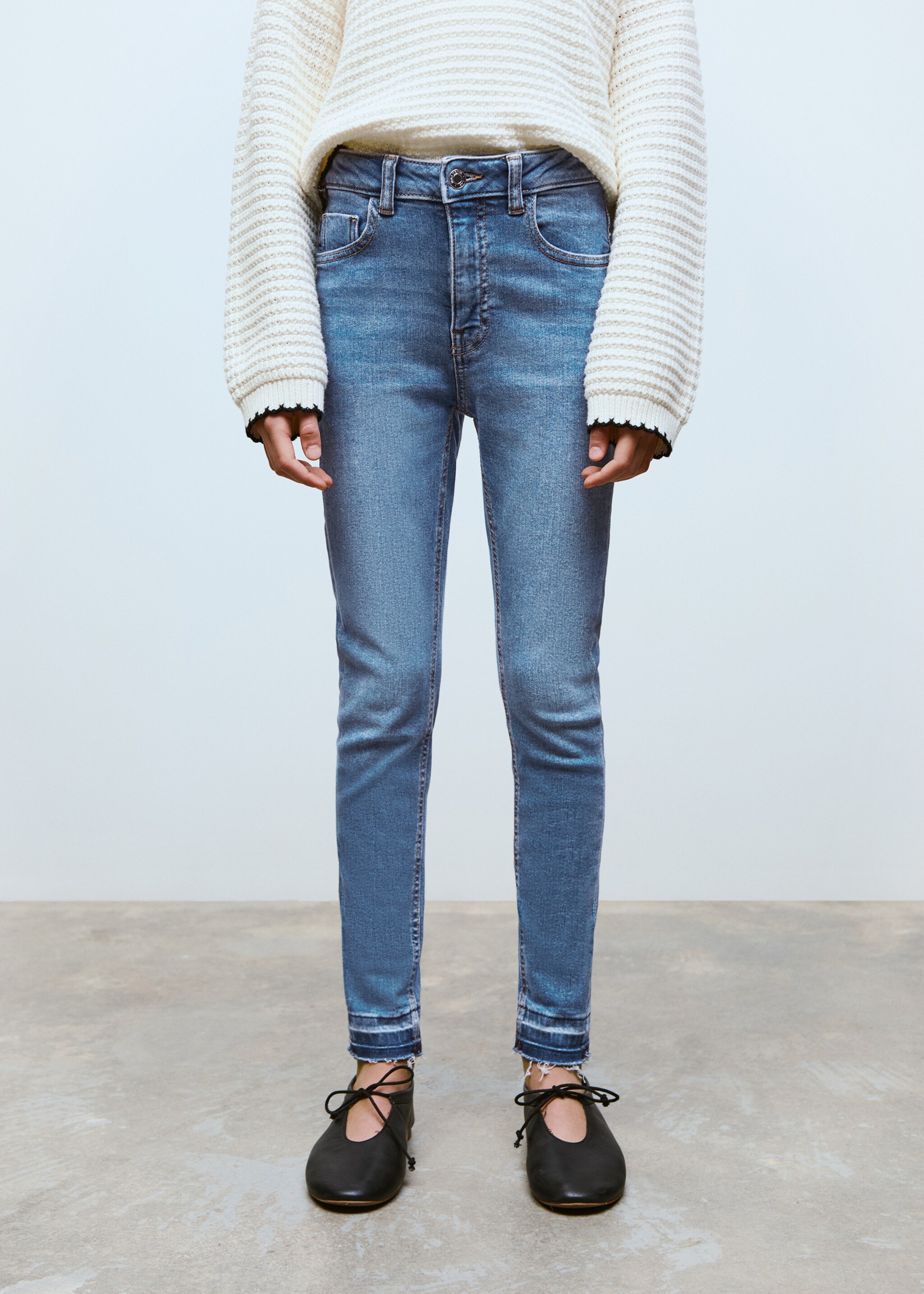 Skinny jeans with frayed hem - Details of the article 6