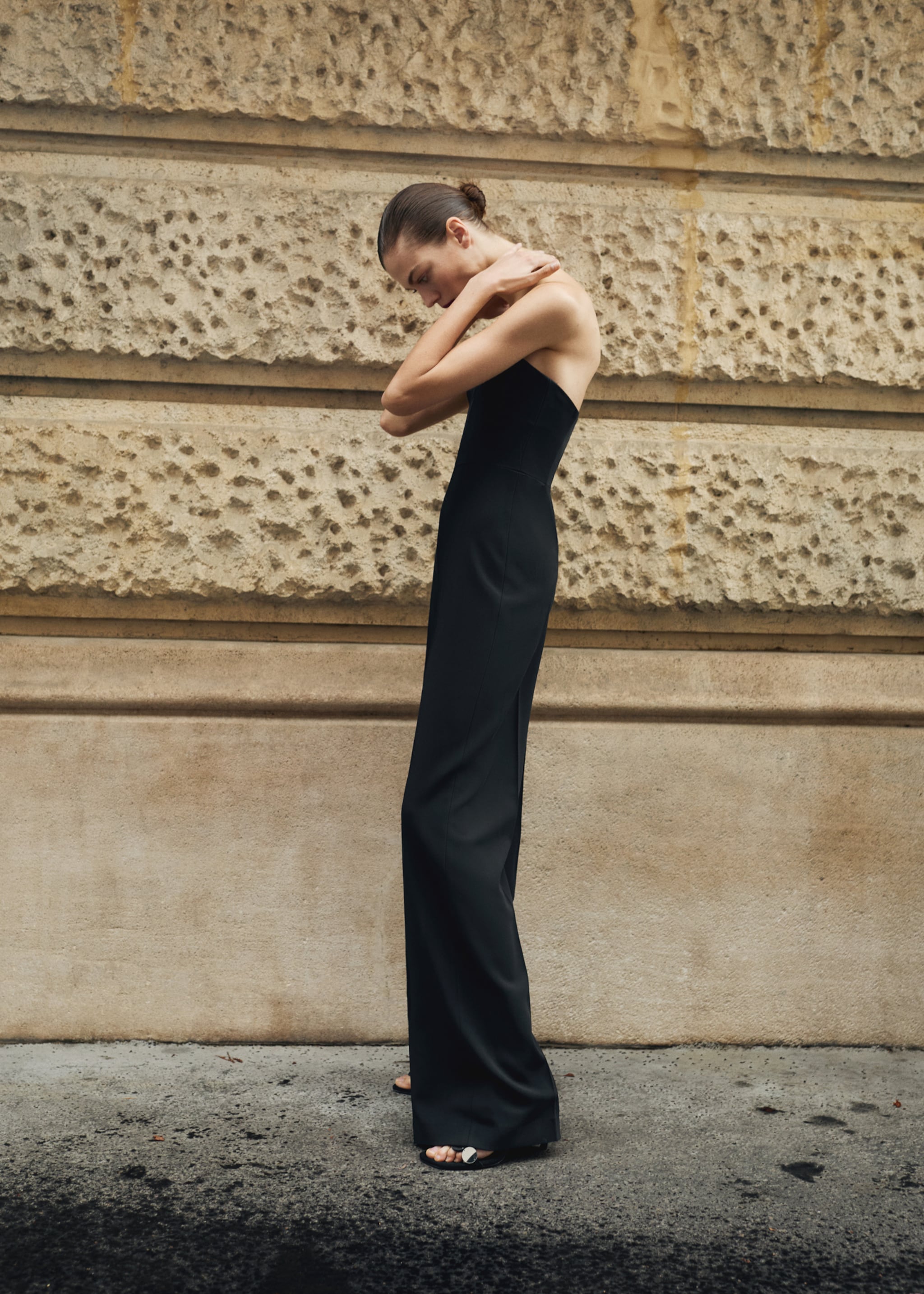 Mono escote corazón estructurado - Detalle del artículo 1, Negro. Ref: 87070423-00.