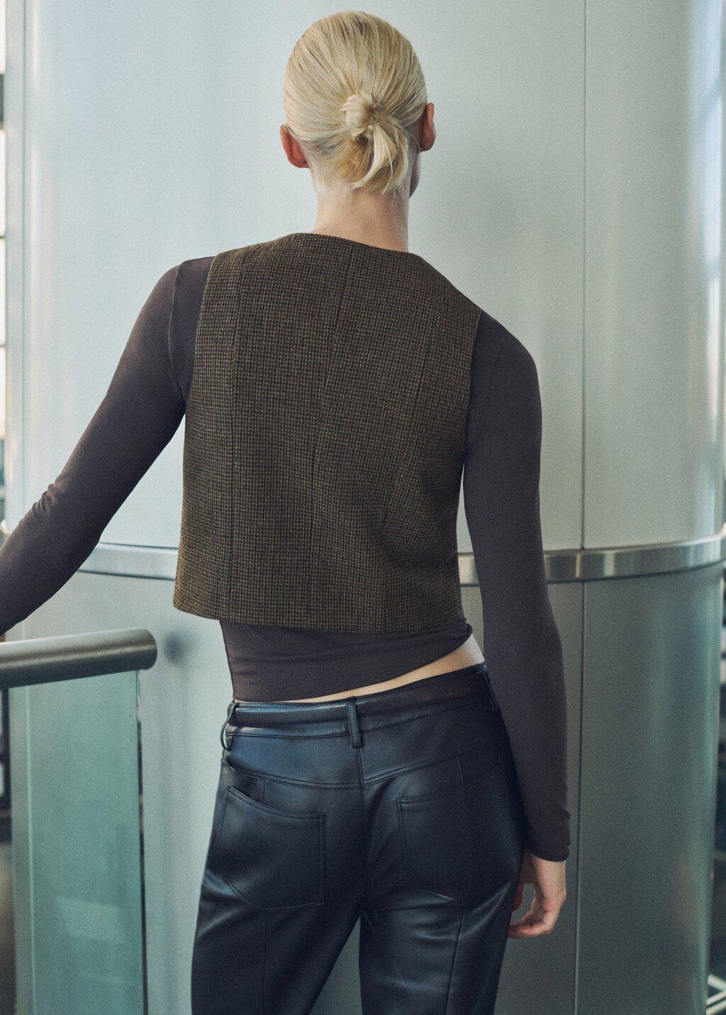 Micro-houndstooth wool vest - image 3