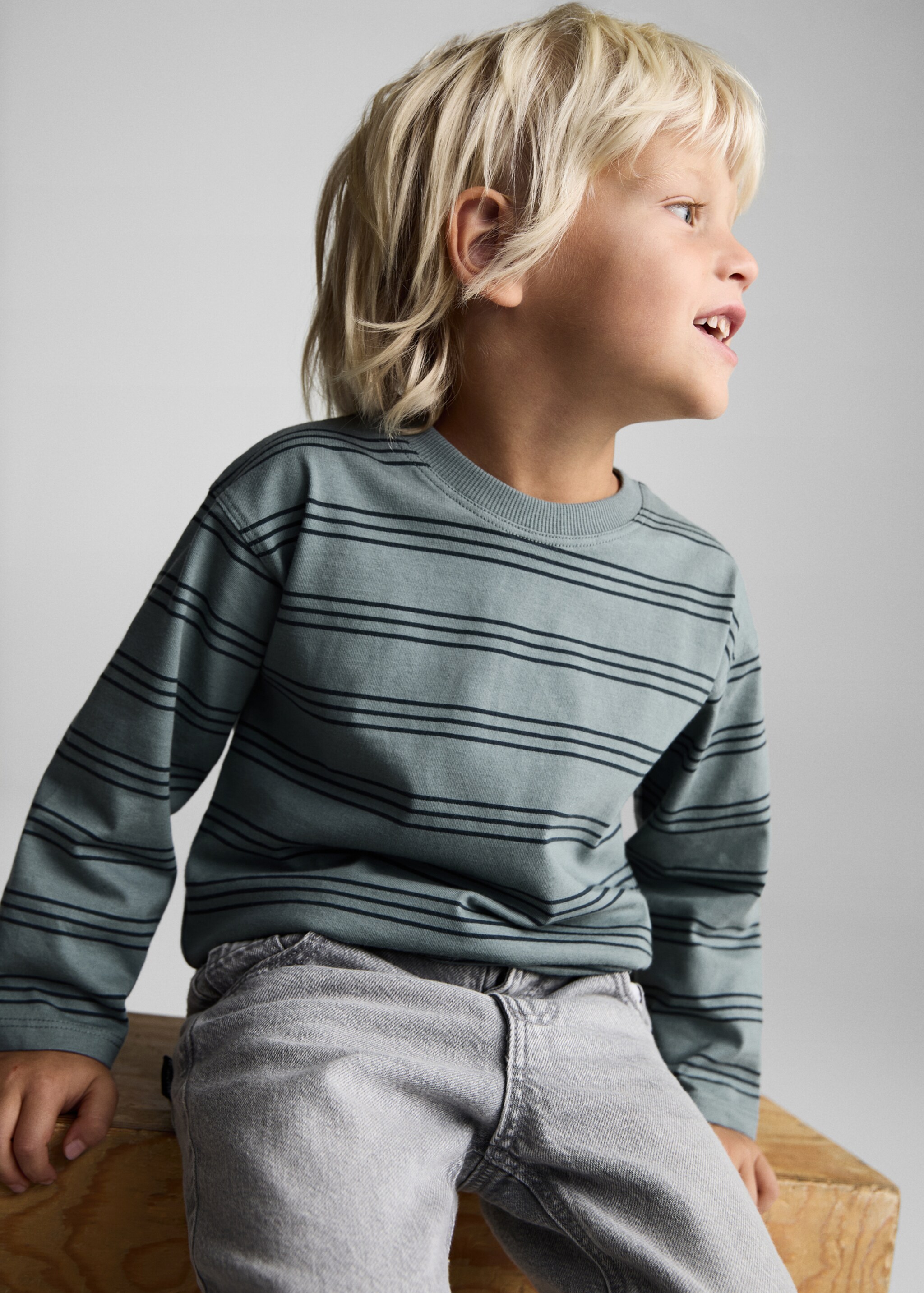 Camiseta rayas triples - Plano medio