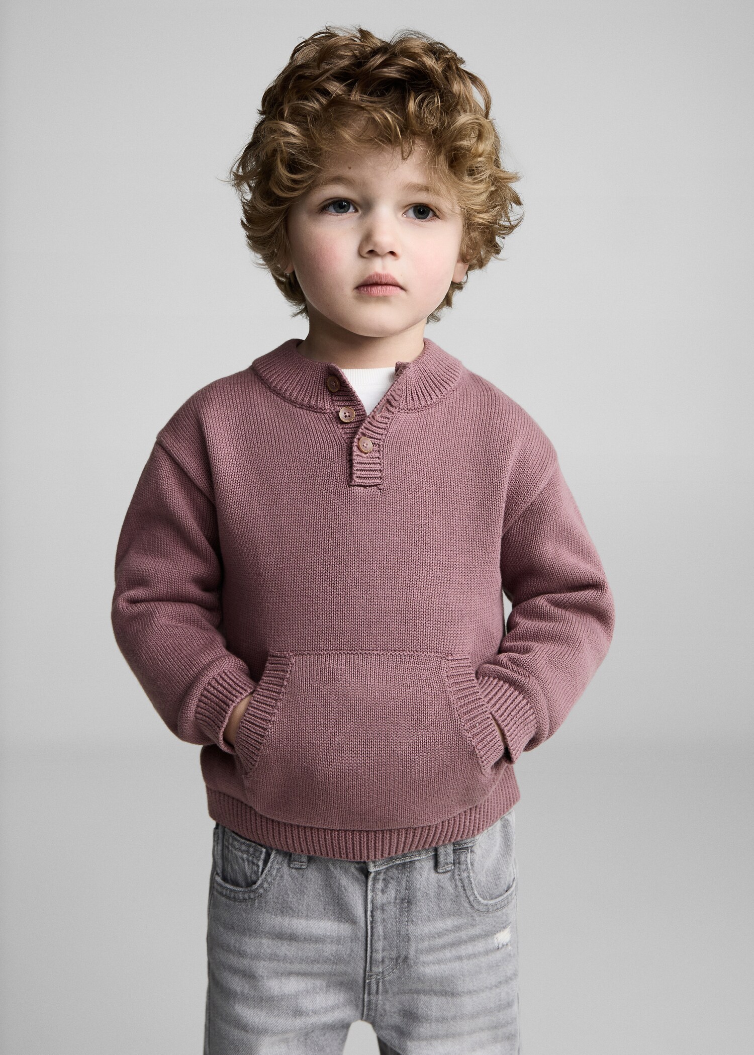 Pull poche kangourou - Plan moyen