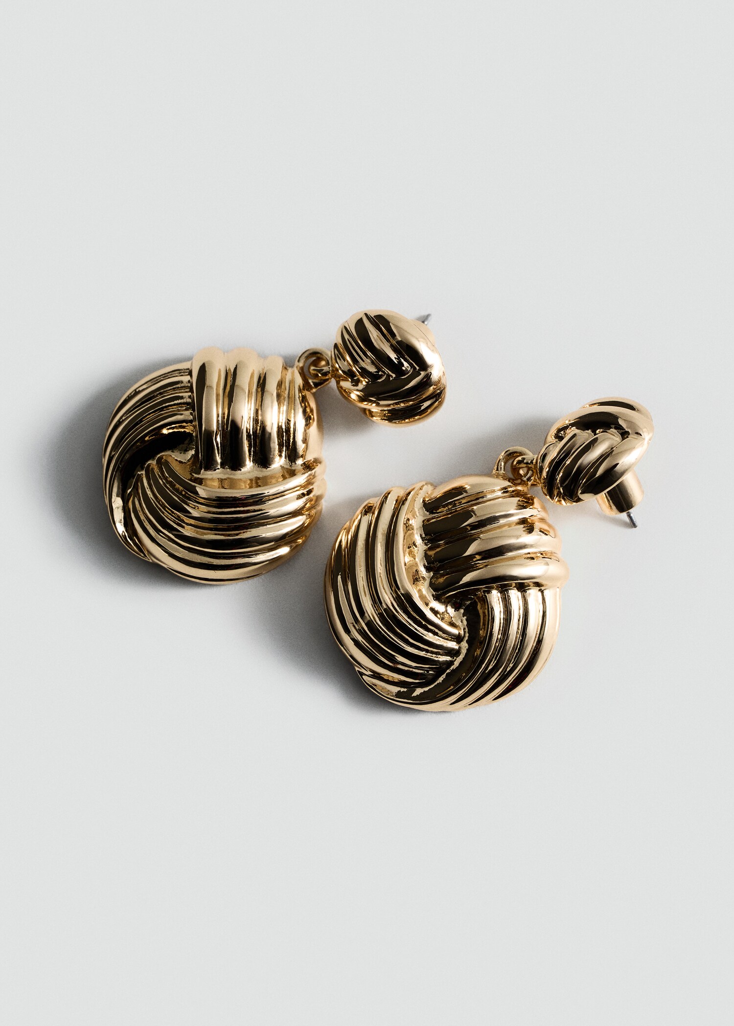Boucles d'oreilles motif entrelacé - Plan moyen