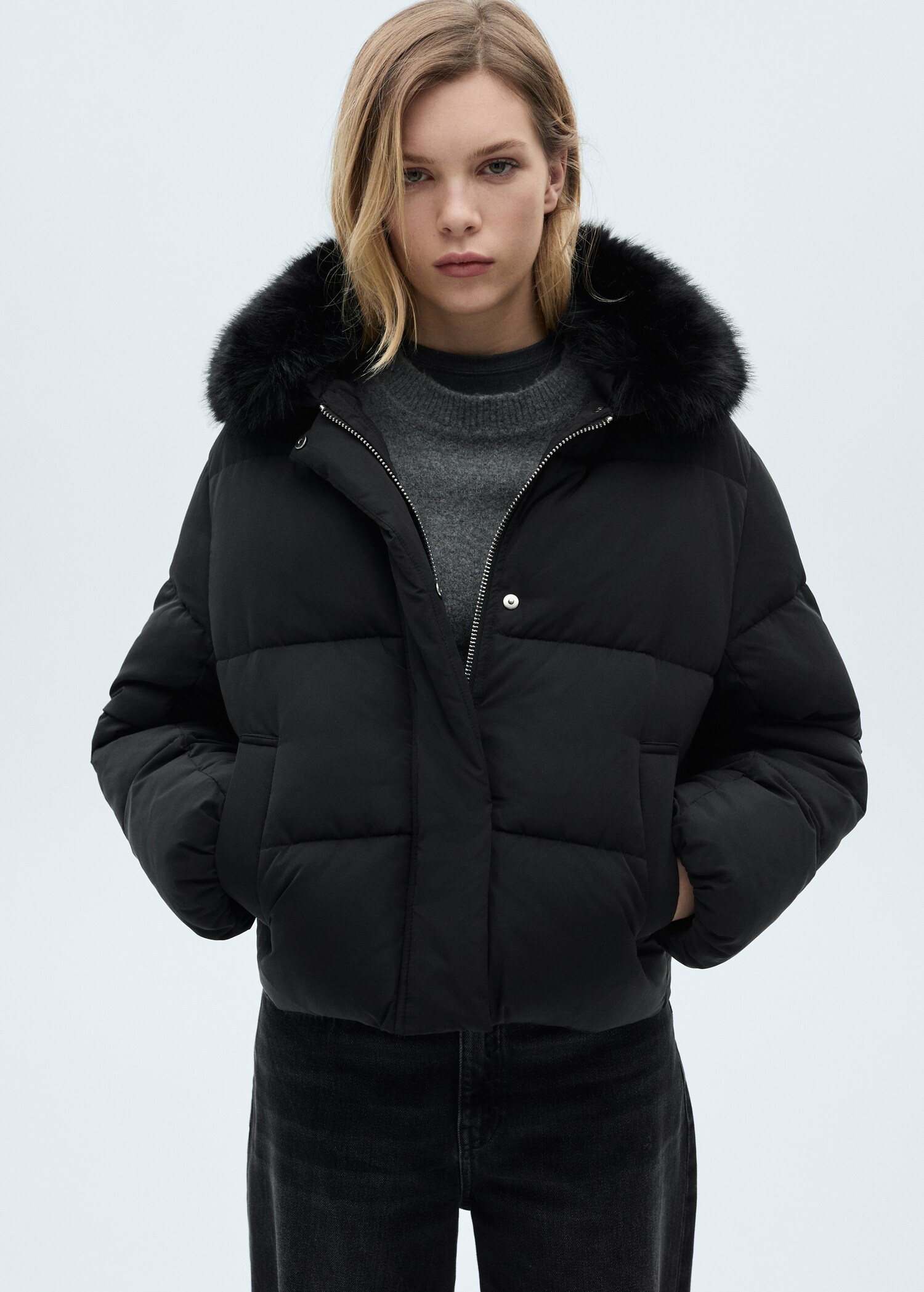 Anorak corto acolchado cuello pelo - Plano medio