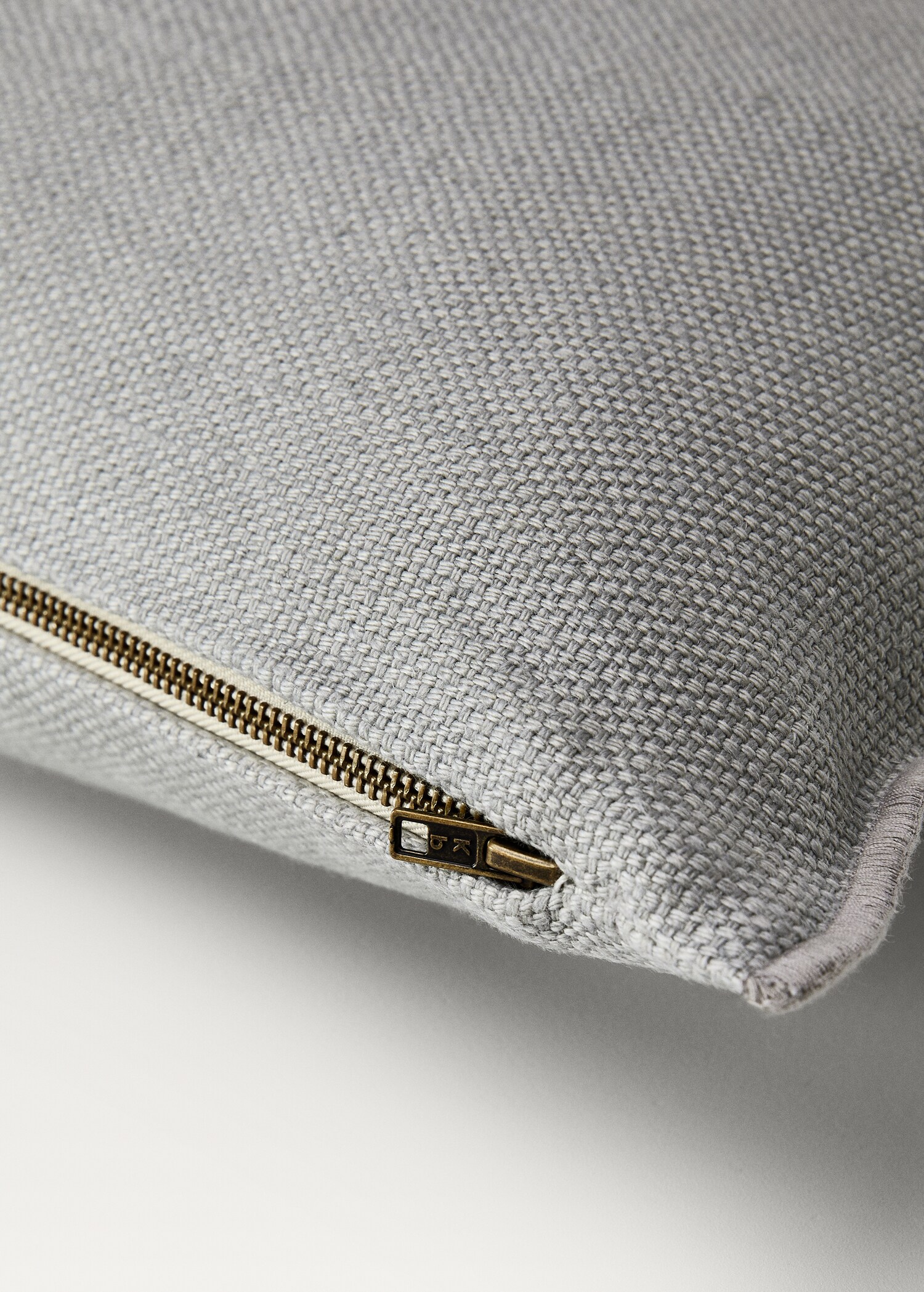 "Housse de coussin en lin avec détail overlock texture 40x60 cm" - Détail de l'article 3
