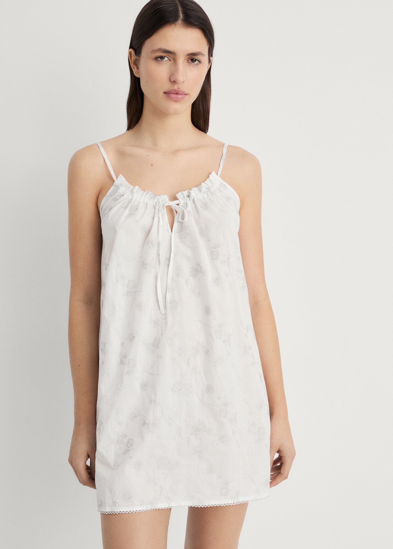 Floral embroidered nightgown - Середній план