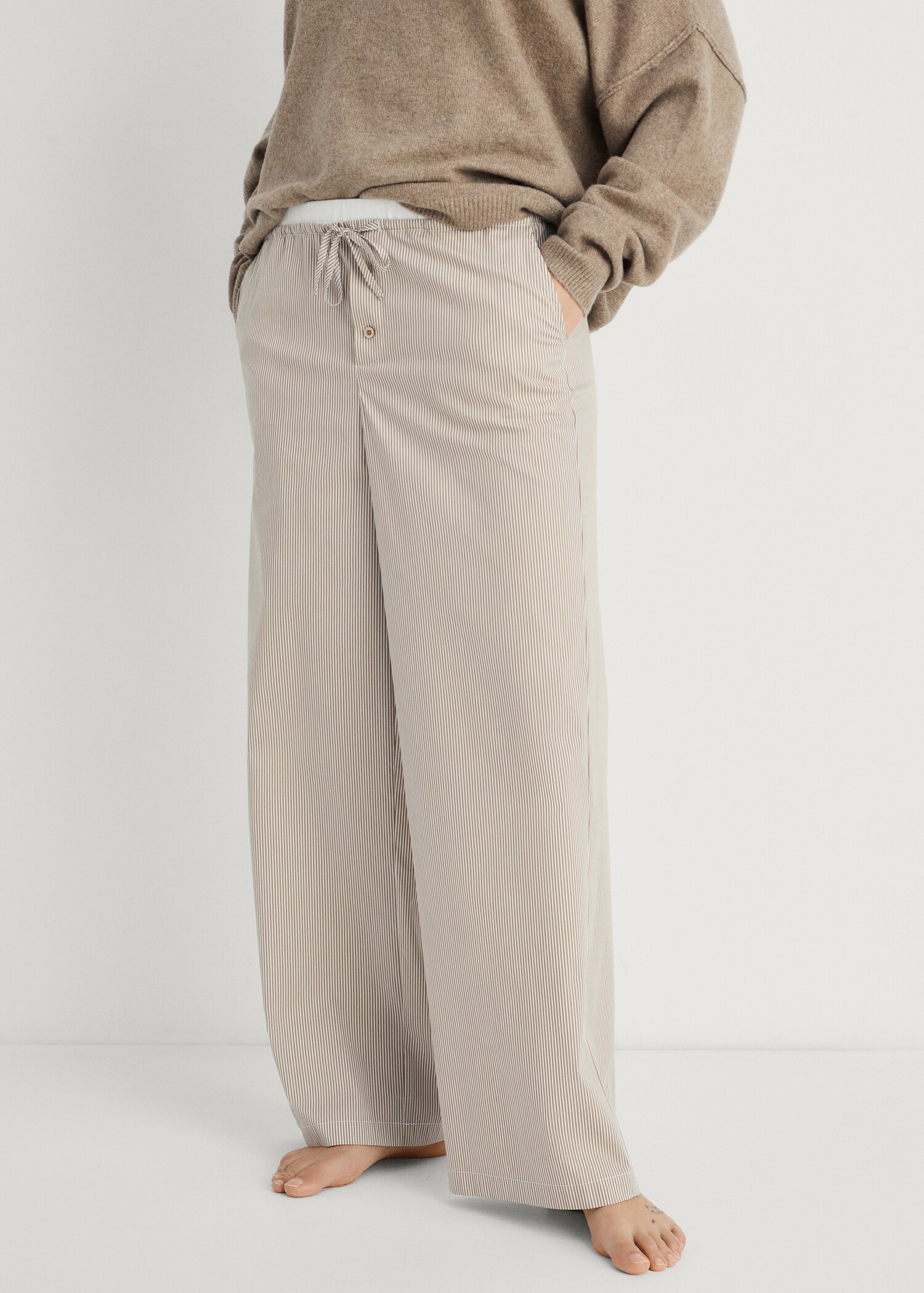 Pyjama-Hose mit Streifen und elastischem Detail - Mittlere Ansicht