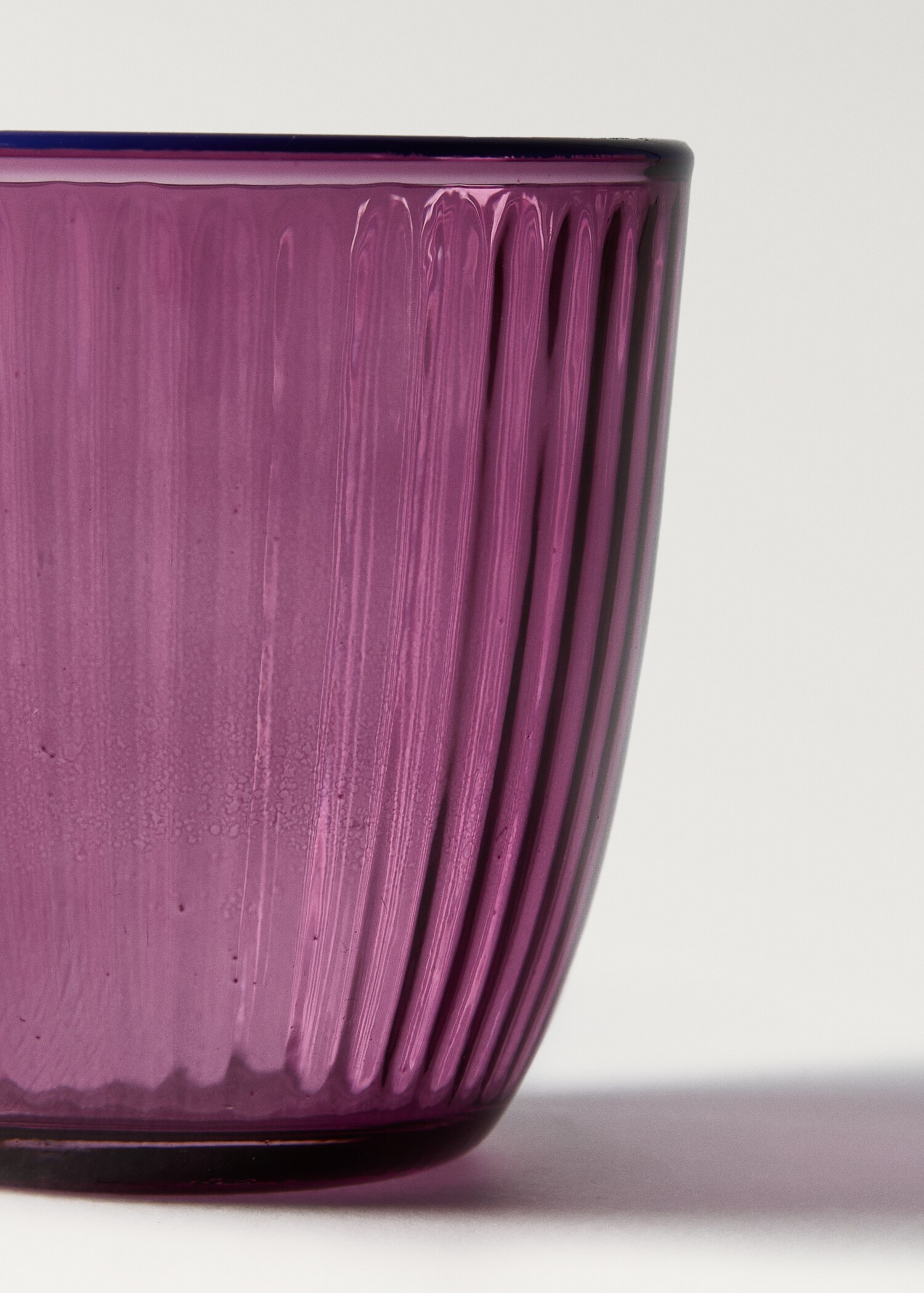 Stem glass with two-tone textured stripe design - Details of the article 2