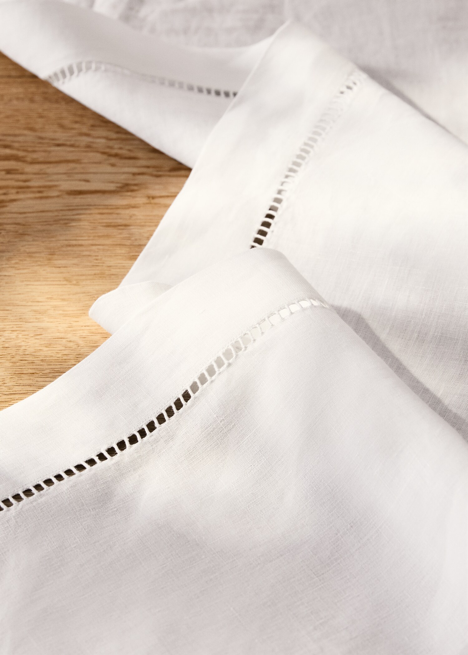 Linen table runner with embroidered hemstitch - Details of the article 7