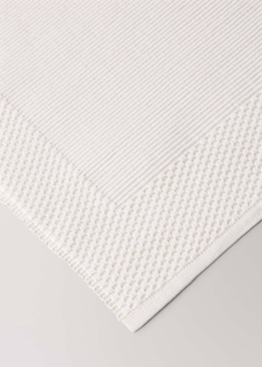 Cotton placemats with geometric pattern