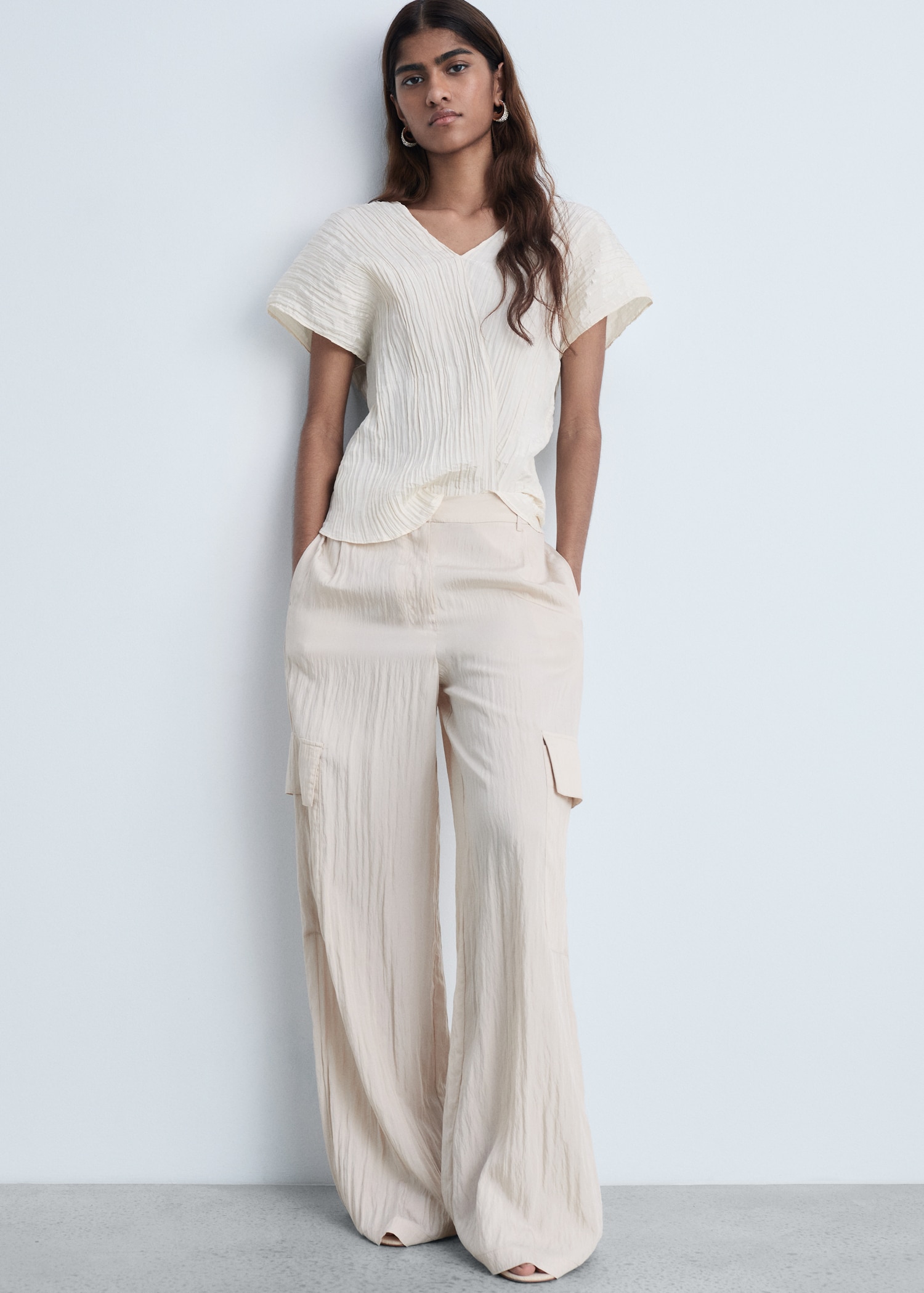 Wrinkled effect V-neck top - Details of the article 2