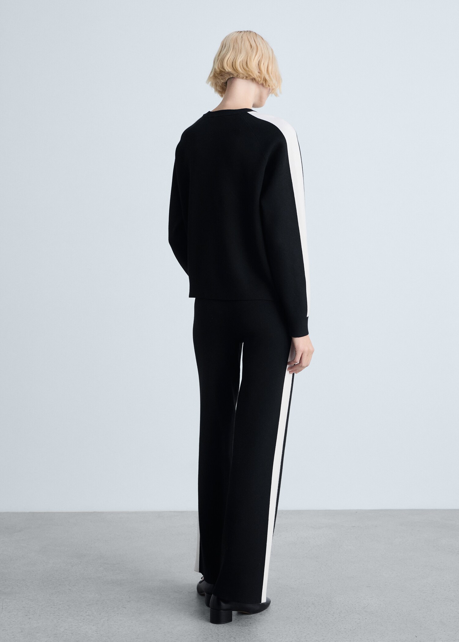 Knitted trousers with contrasting stripes - Reverse of the article