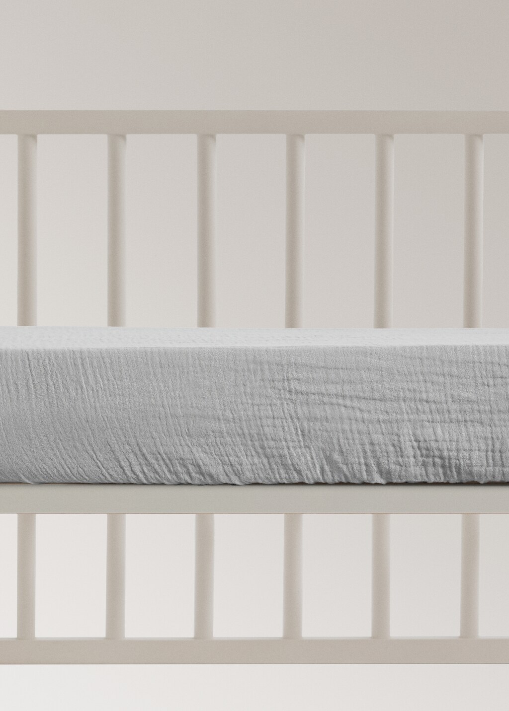 Cotton chiffon fitted sheet with contrast piping for cot
