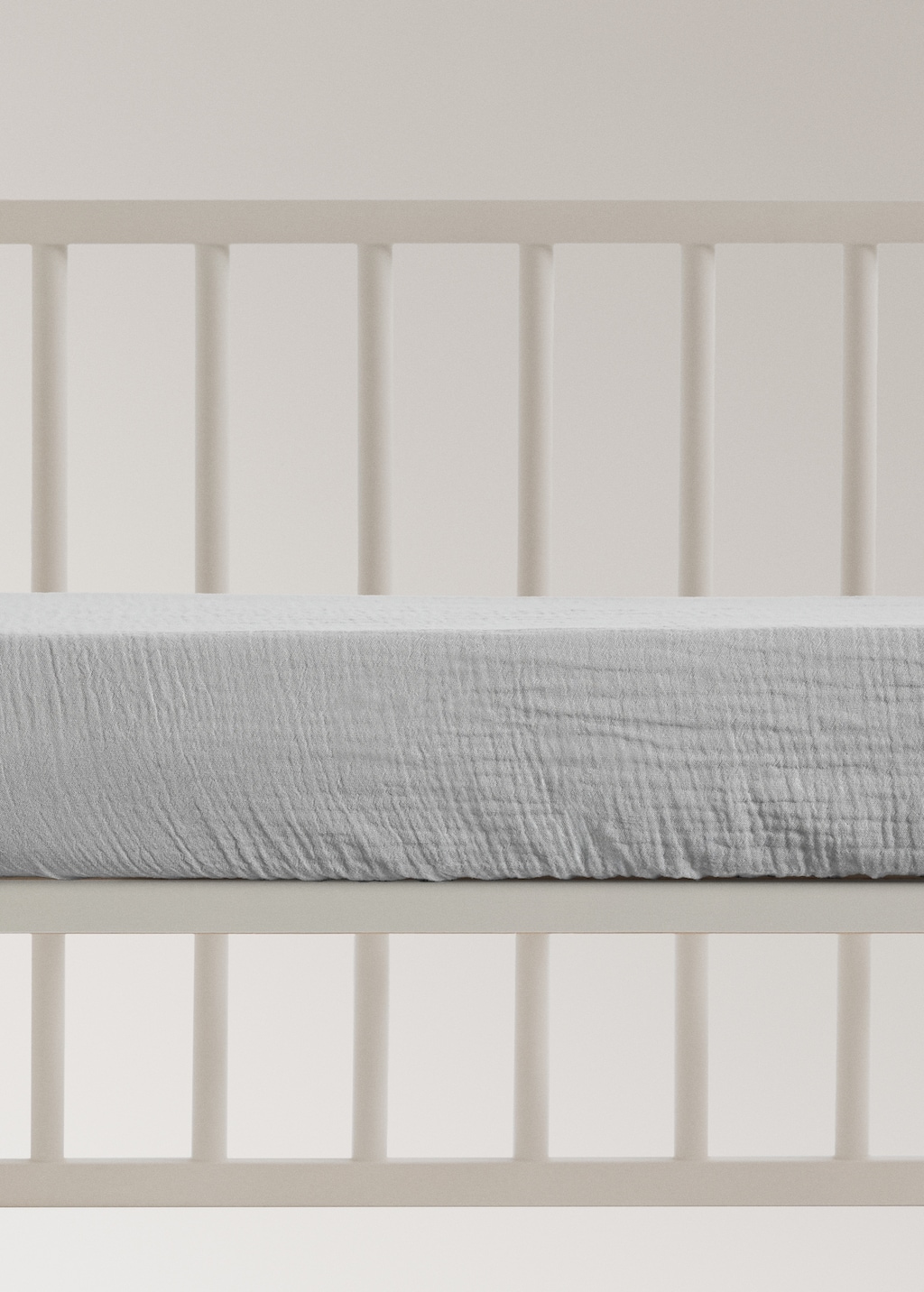 Cotton chiffon fitted sheet with contrast piping for cot