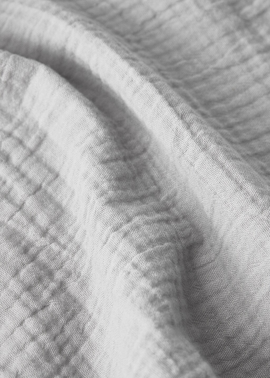 Cotton chiffon fitted sheet with contrast piping for cot