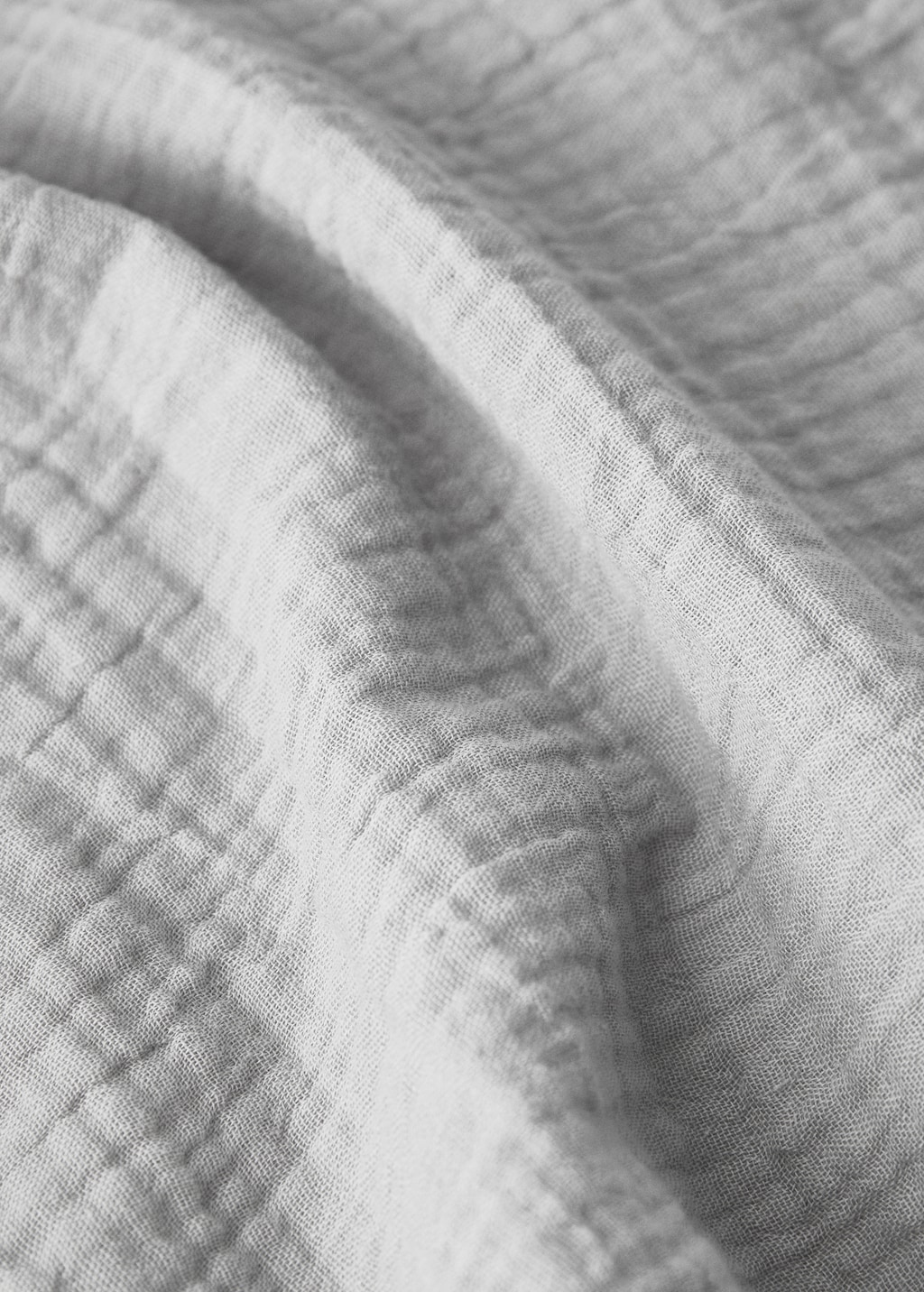 Cotton chiffon fitted sheet with contrast piping for cot