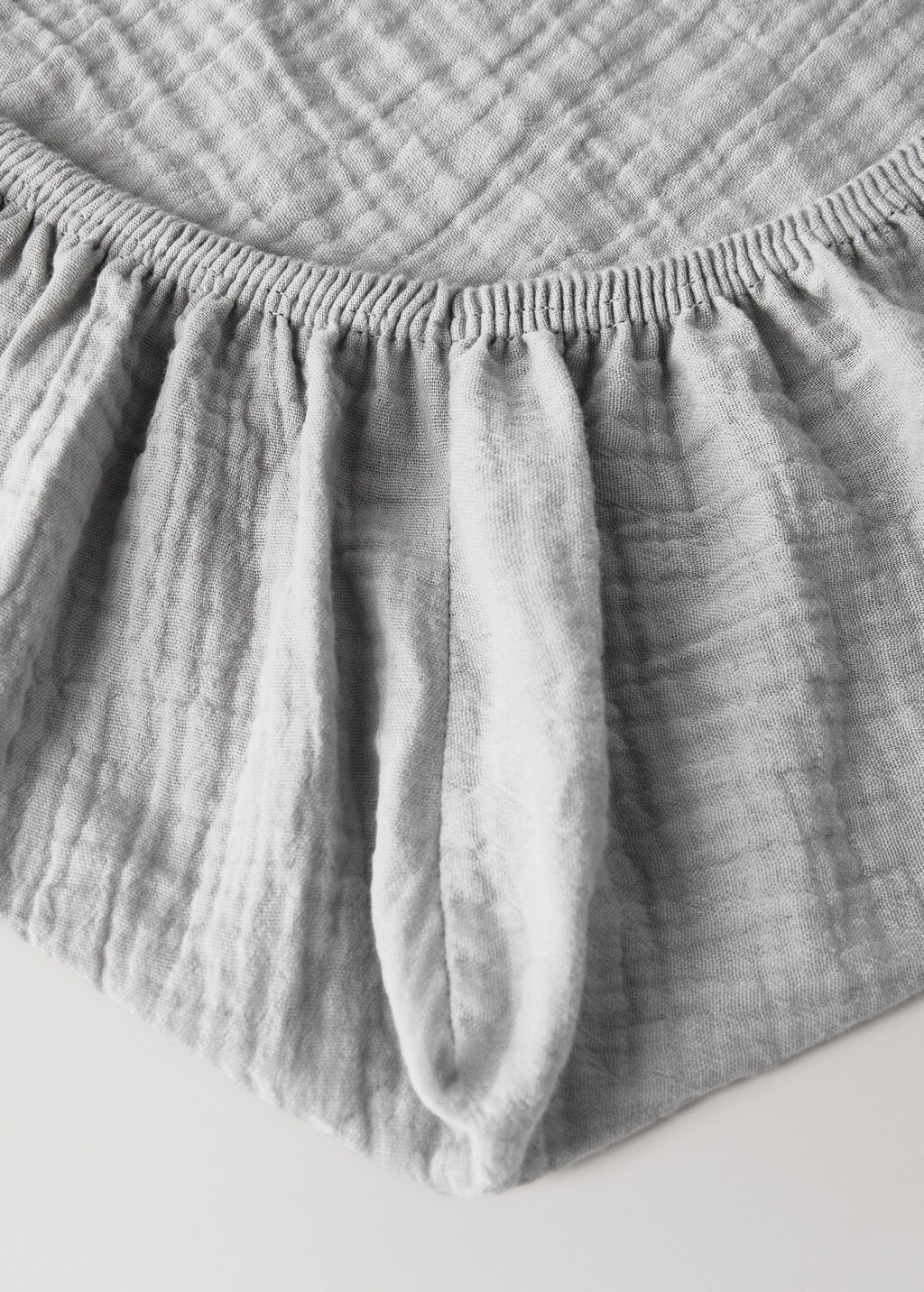 Cotton chiffon fitted sheet with contrast piping for cot