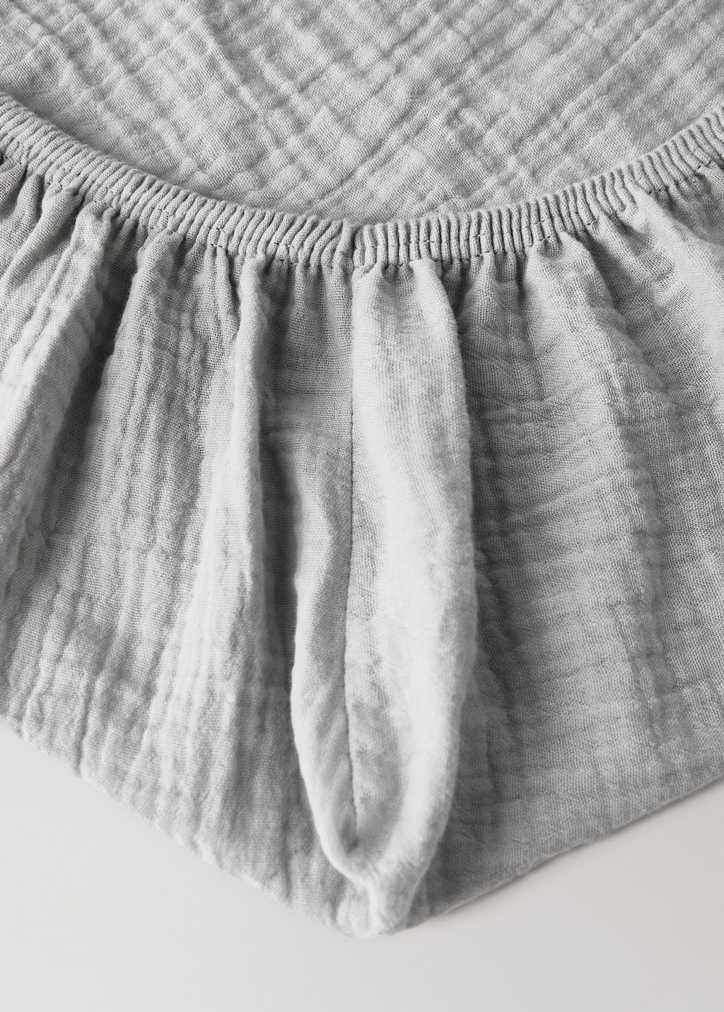 Cotton chiffon fitted sheet with contrast piping for cot