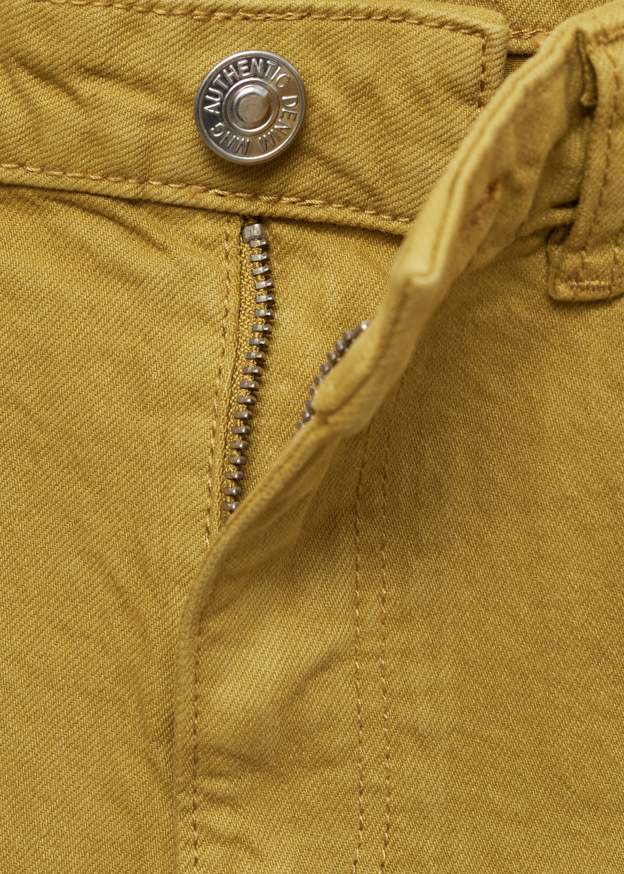 Denim shorts with frayed hem - Details of the article 0