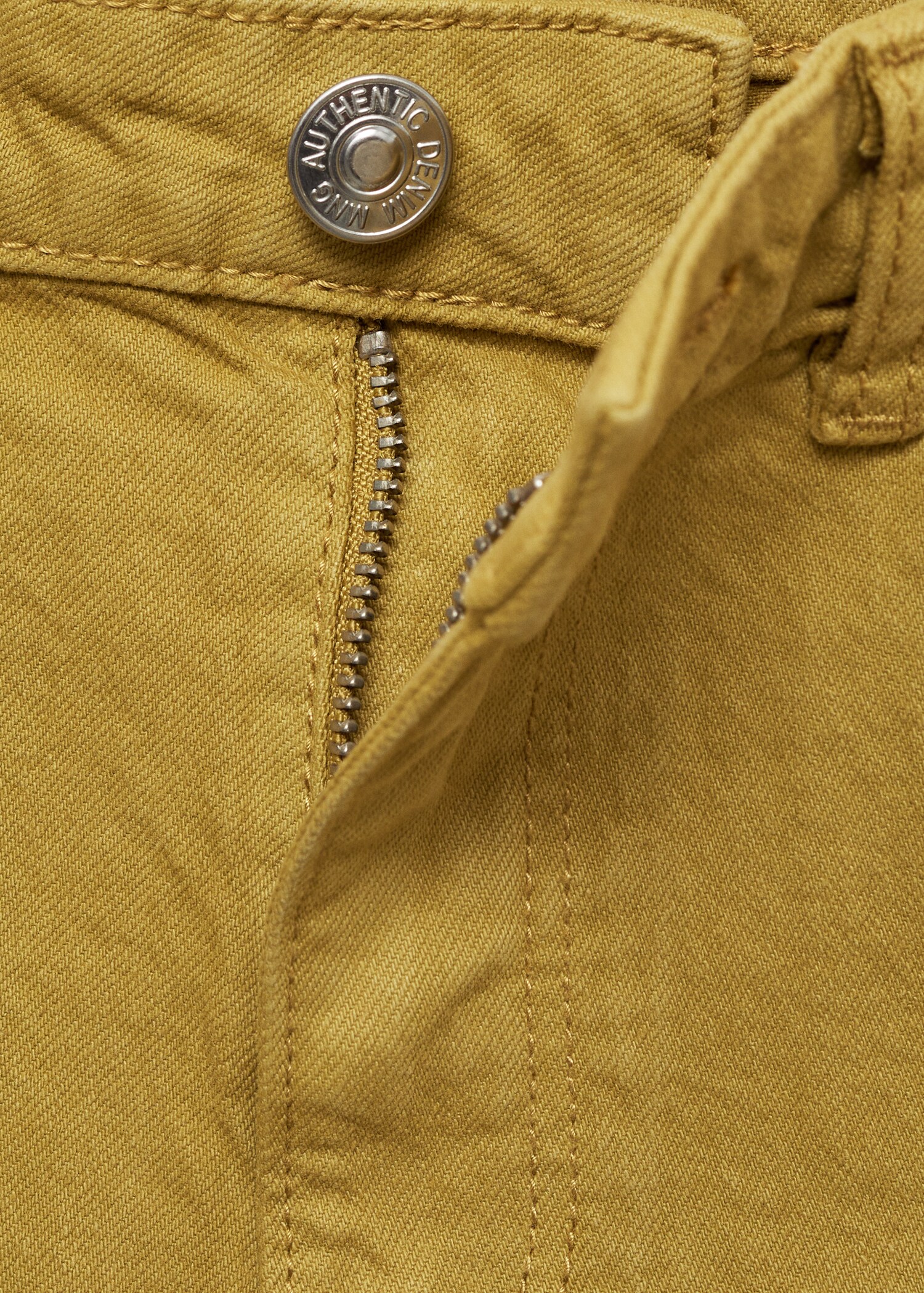 Denim shorts with frayed hem - Details of the article 0