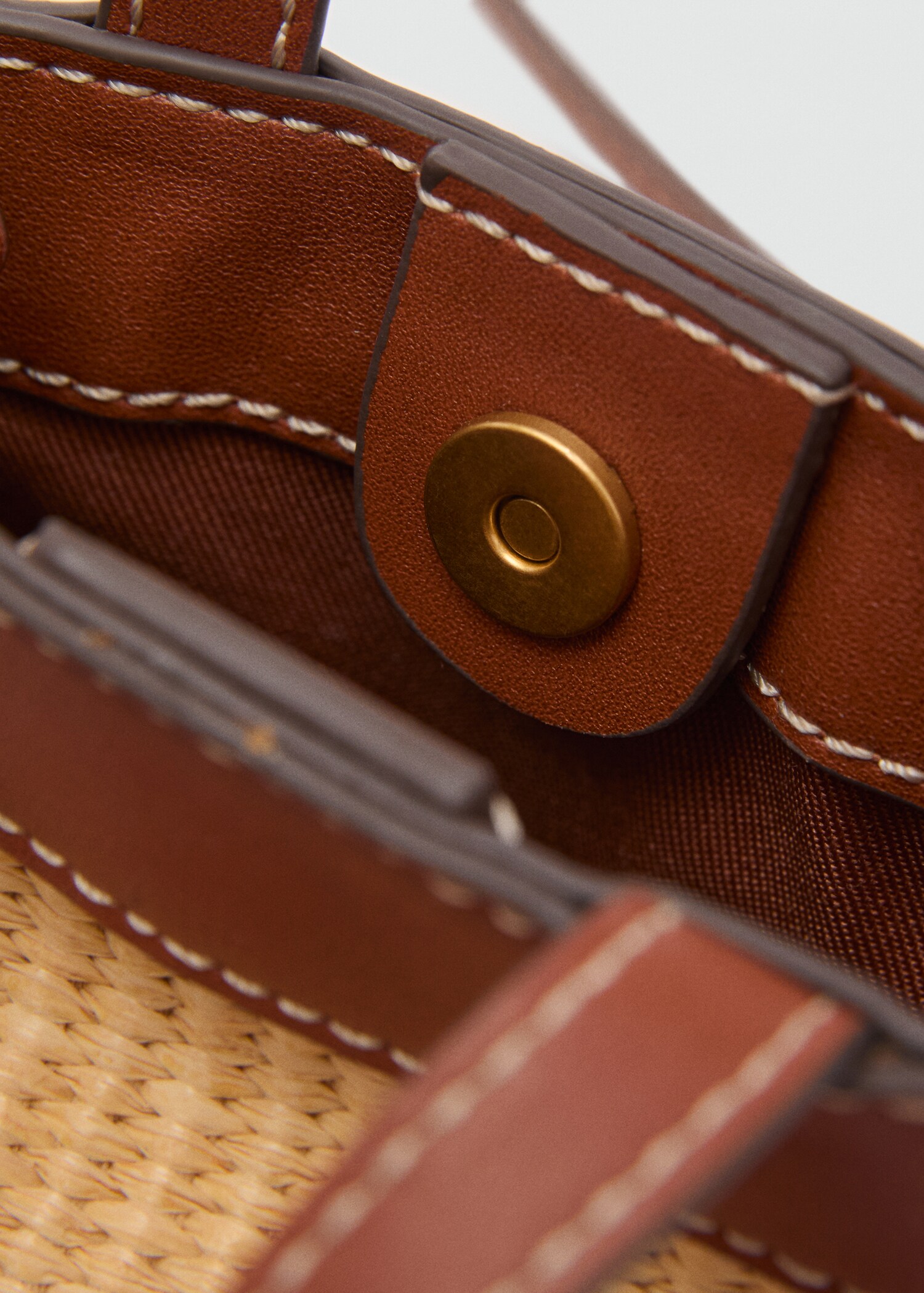 Raffia-effect crossbody cell phone case - Details of the article 2