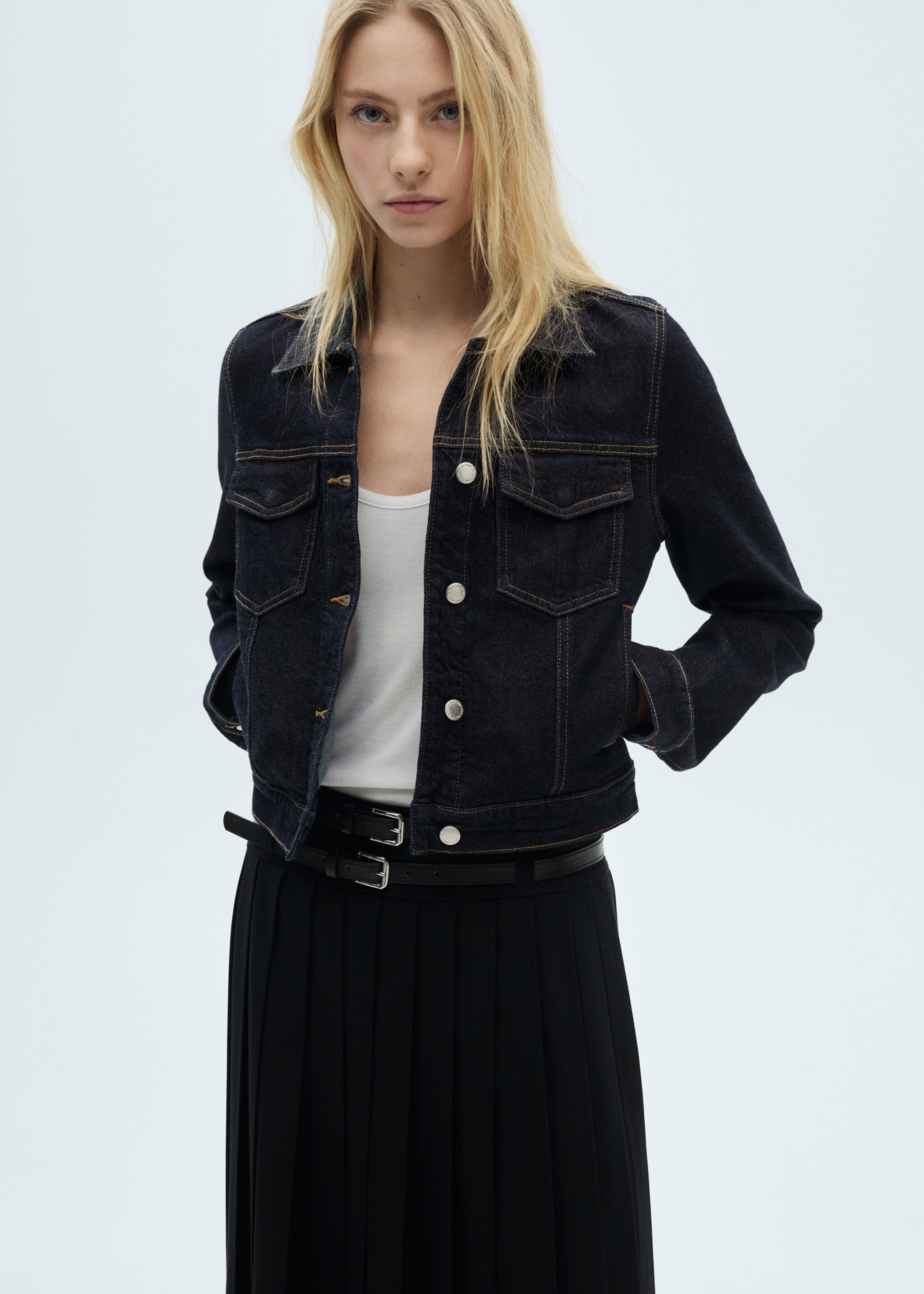 Blouson en jean poches - Plan moyen