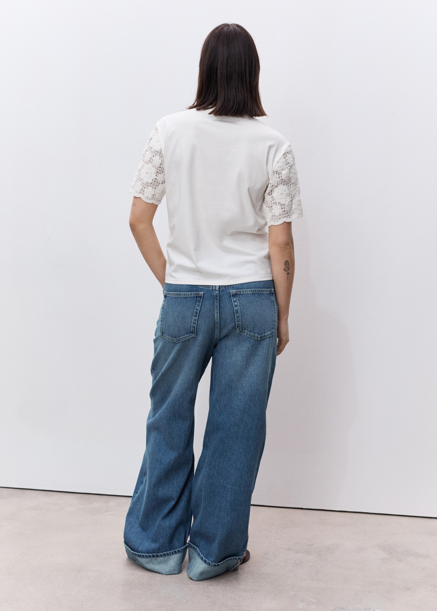 Cotton crochet sleeve t-shirt - Reverse of the article