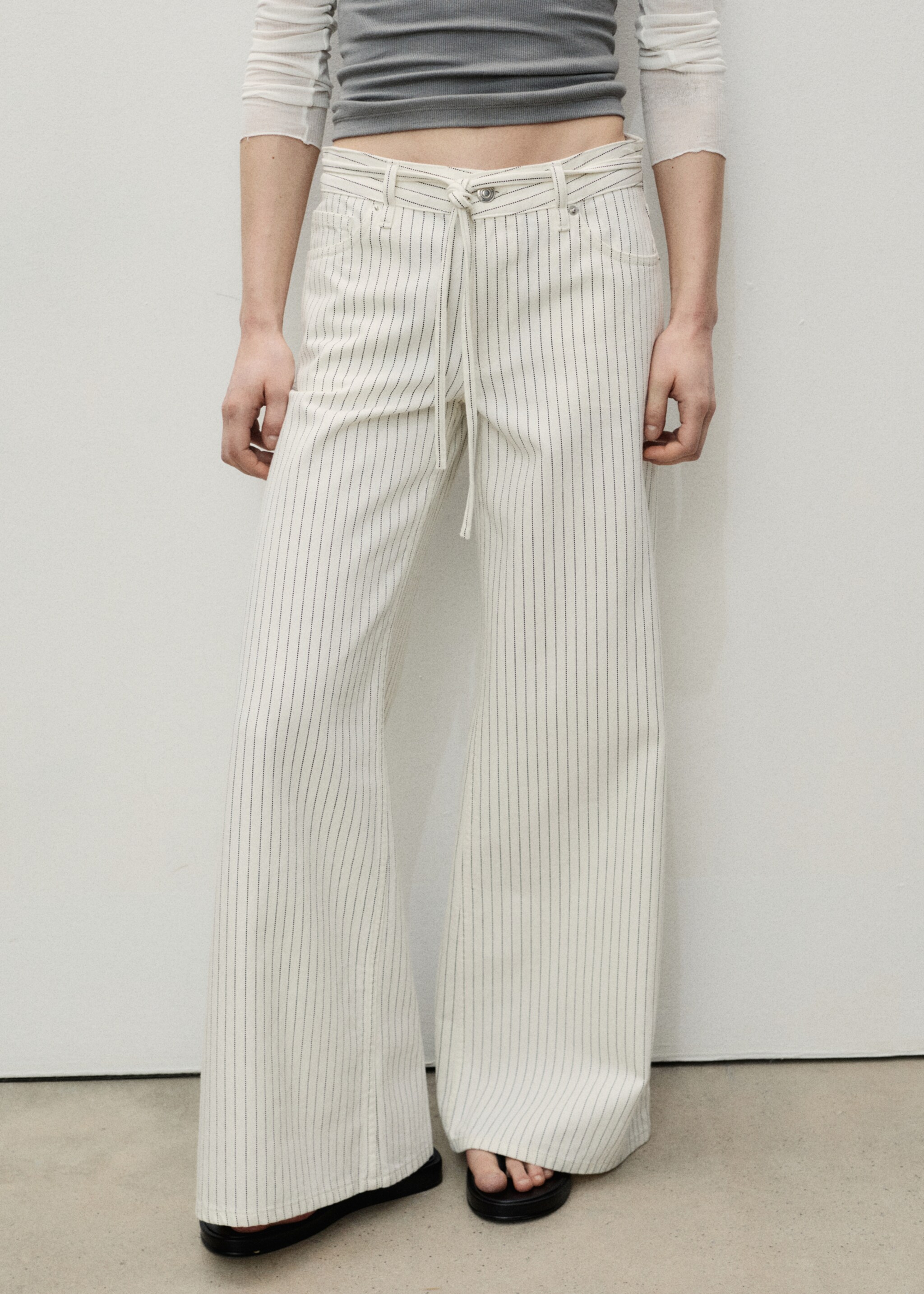 Jeans wideleg rayas tiro bajo cinturón - Plano medio