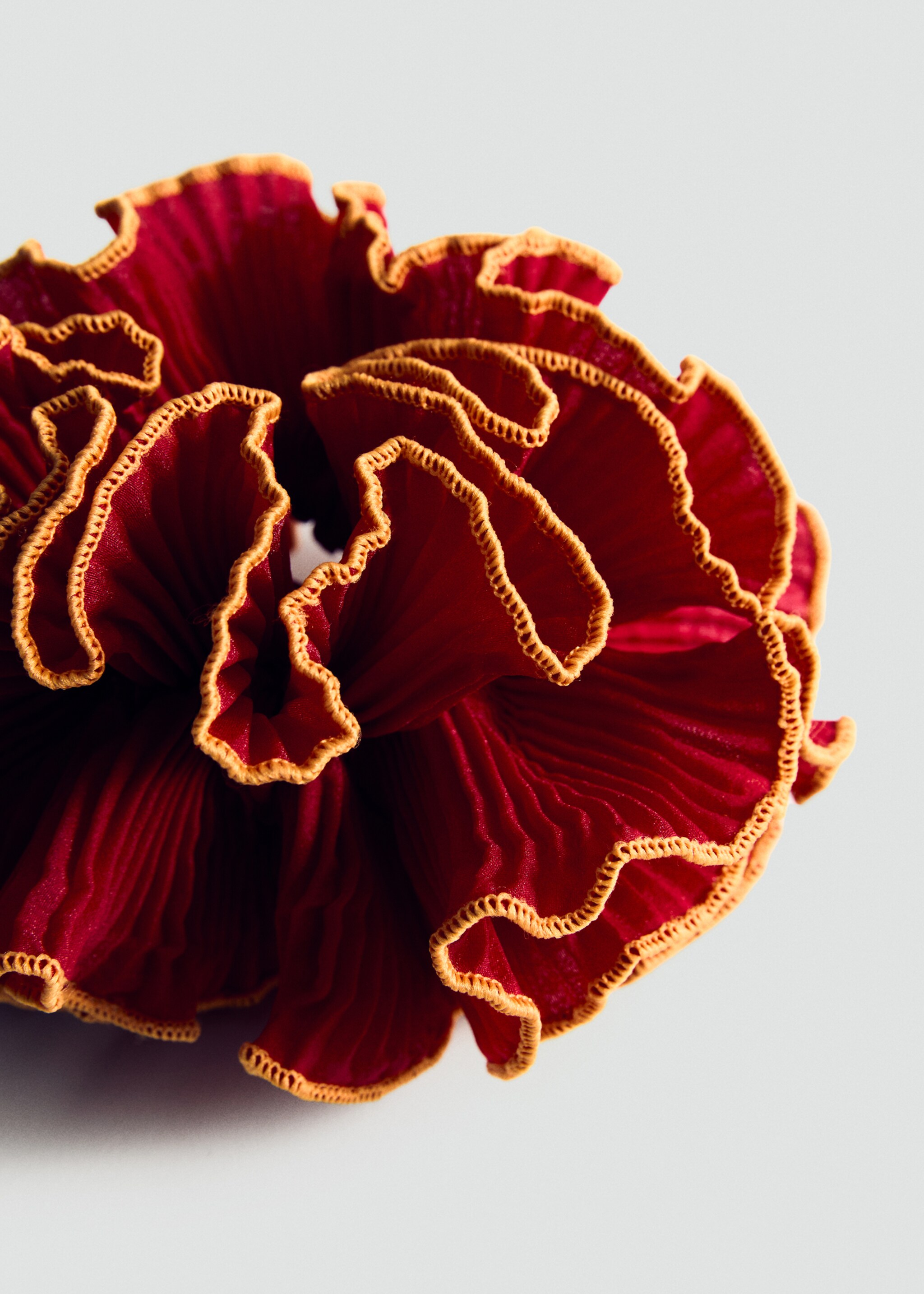 Scrunchie met bloem en contrasterend biesje - Middenvlak