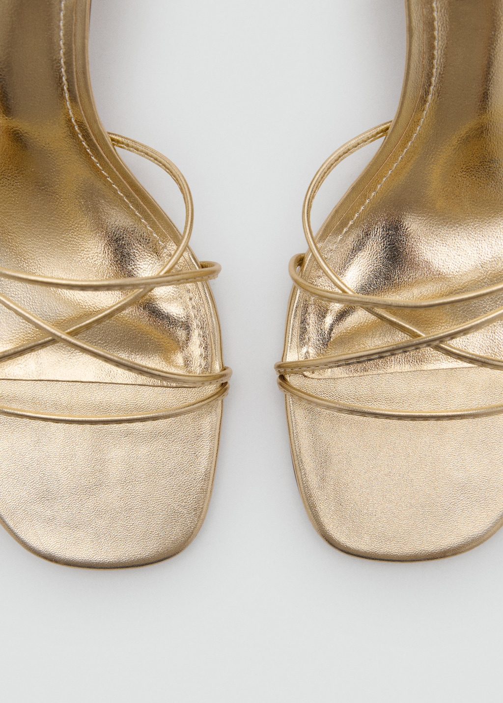 Crossed strap heeled sandal