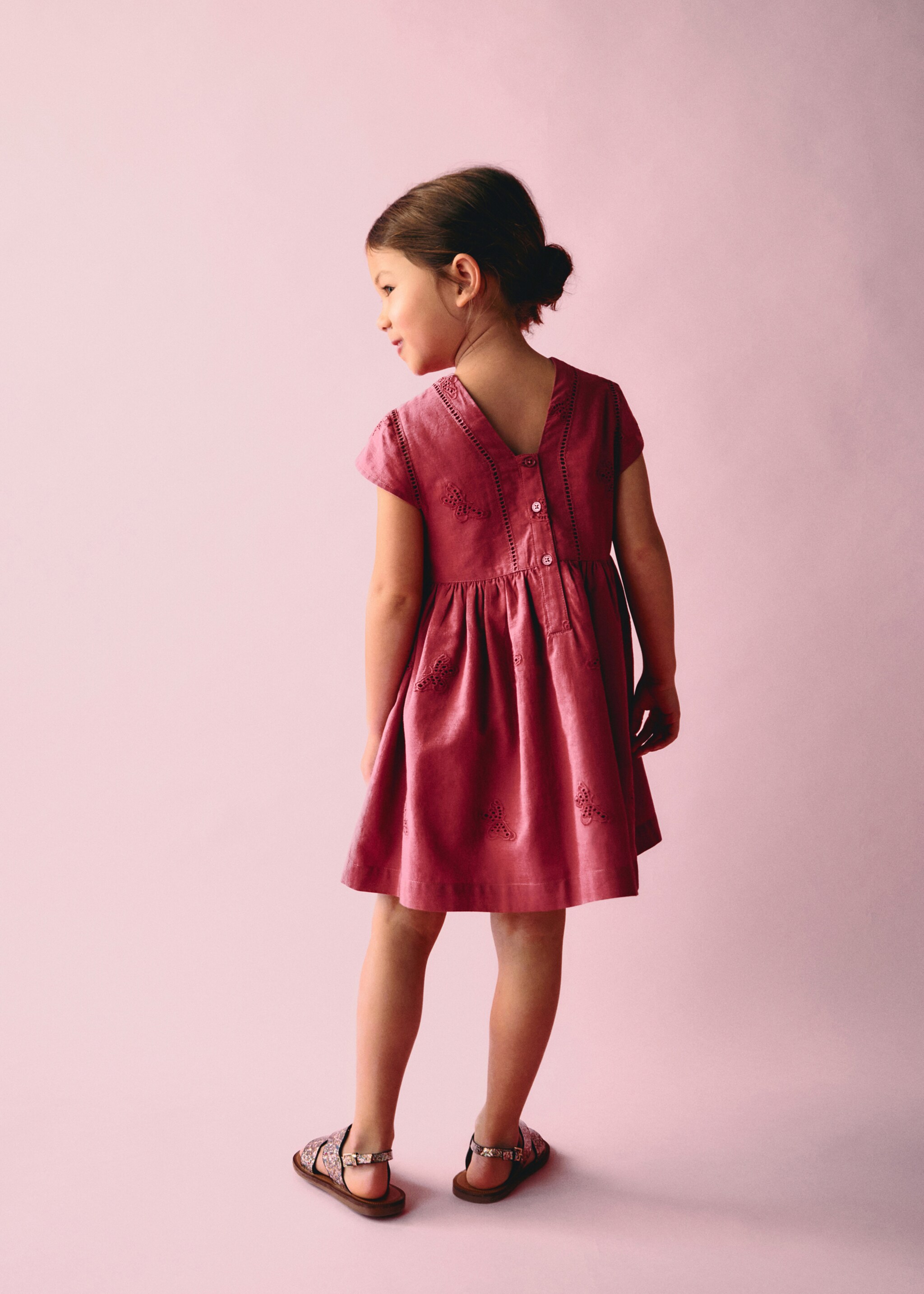 Kleid mit gestickten Details - Detail des Artikels 5
