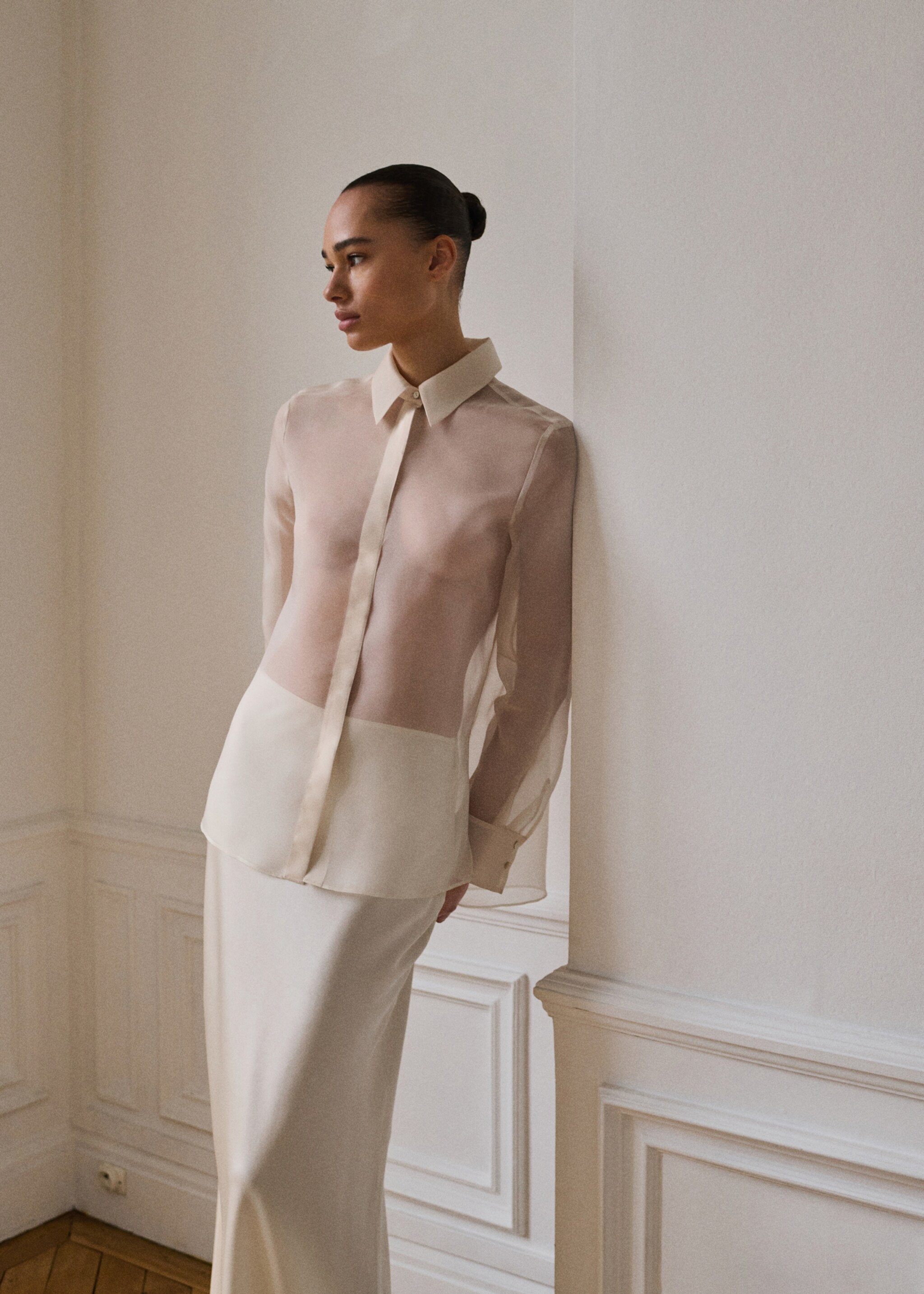 Chemise organza et soie semi-transparente - Plan moyen