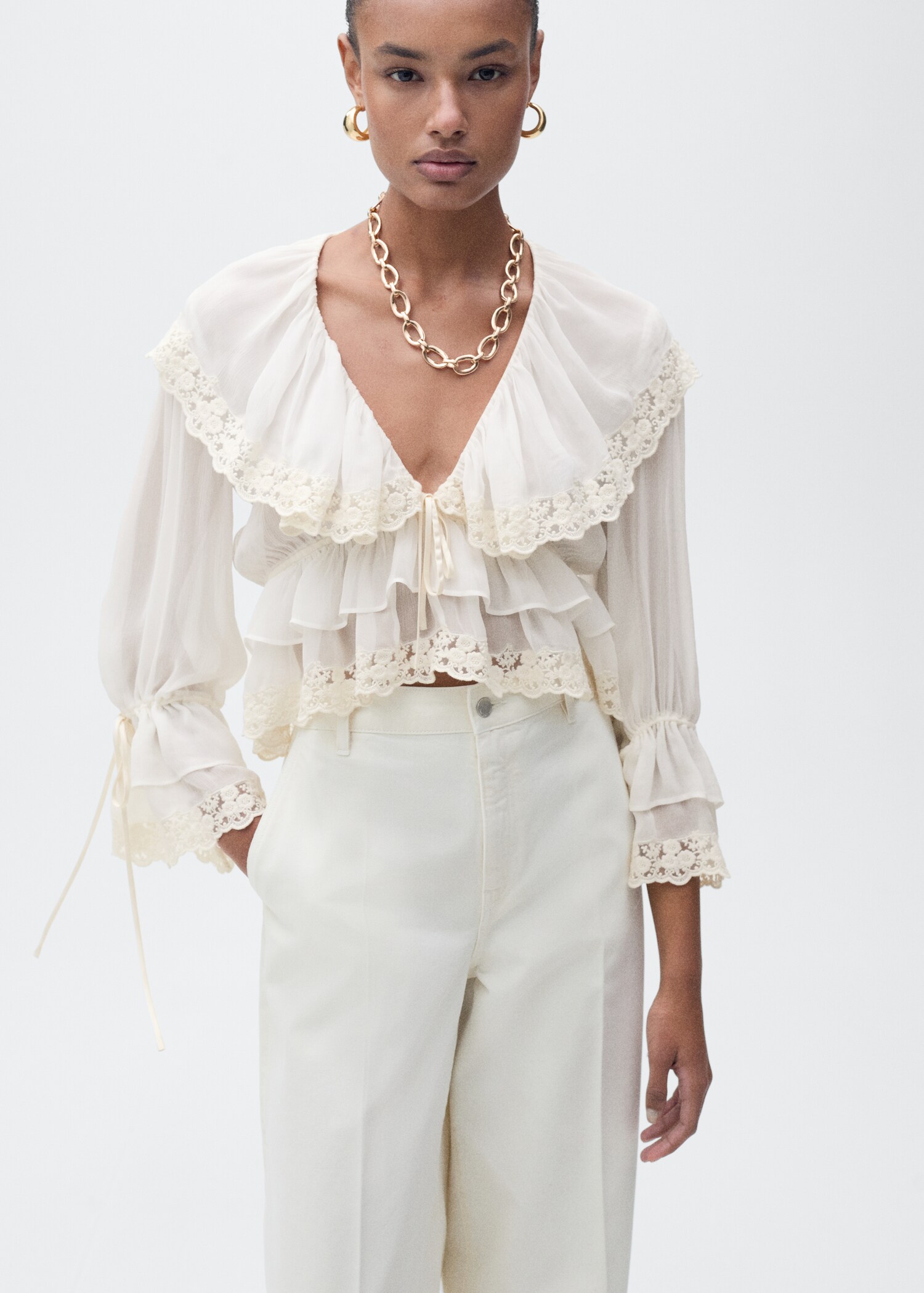 Rüschenbluse mit Details aus Spitze - Mittlere Ansicht