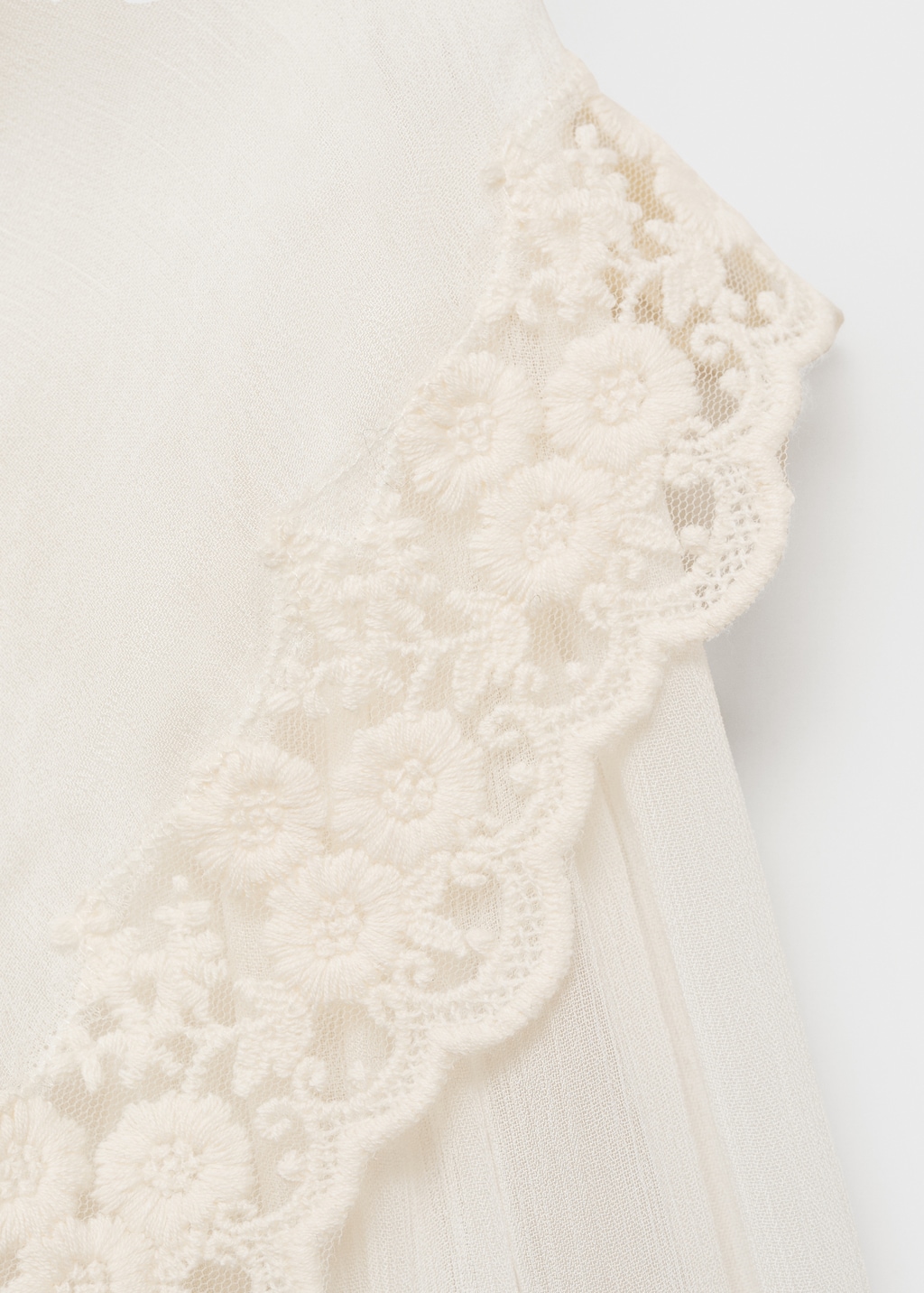 Mango Blouse with ruffles and lace details